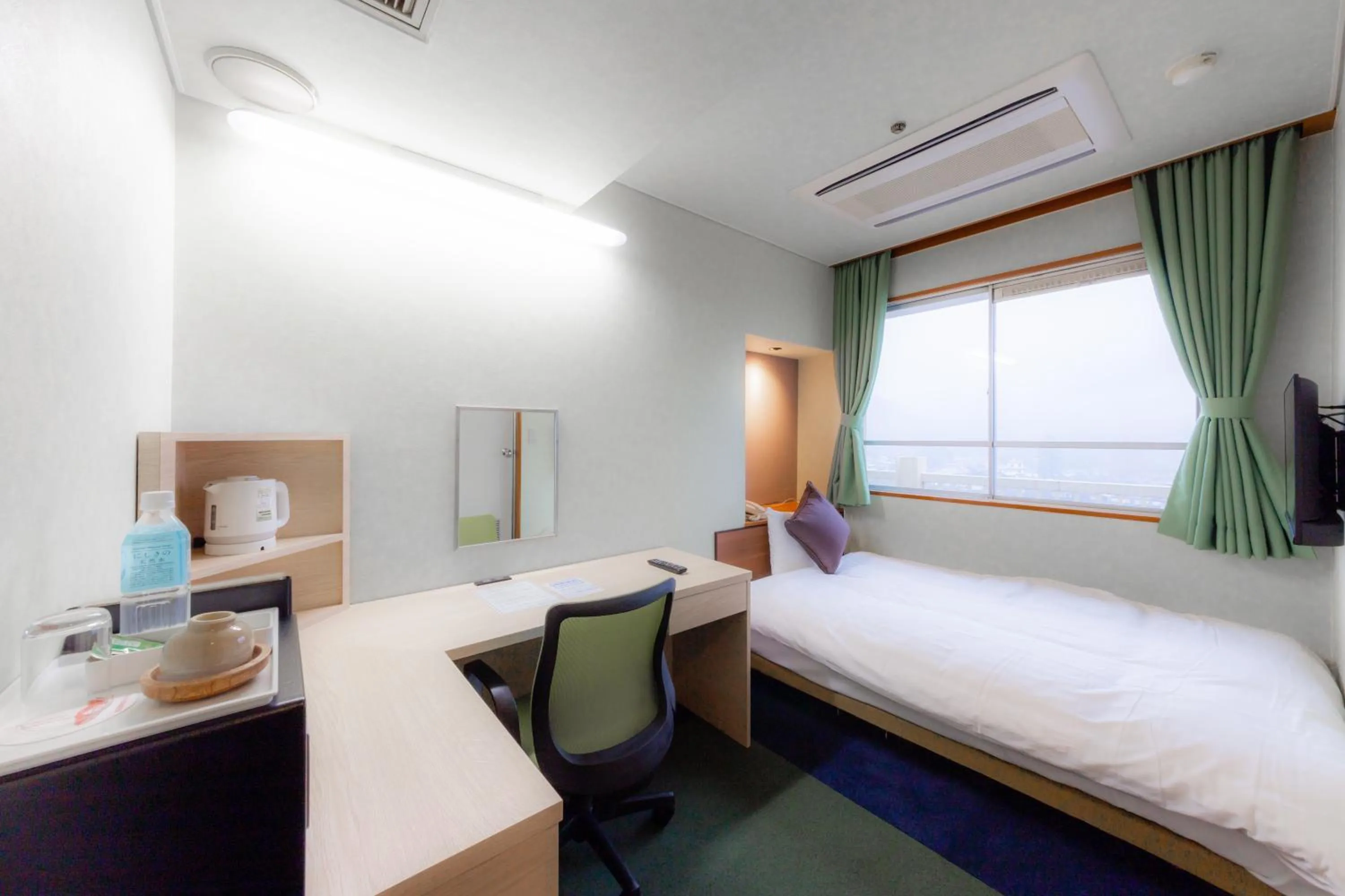 Bed in Iwakuni Kokusai Kanko Hotel