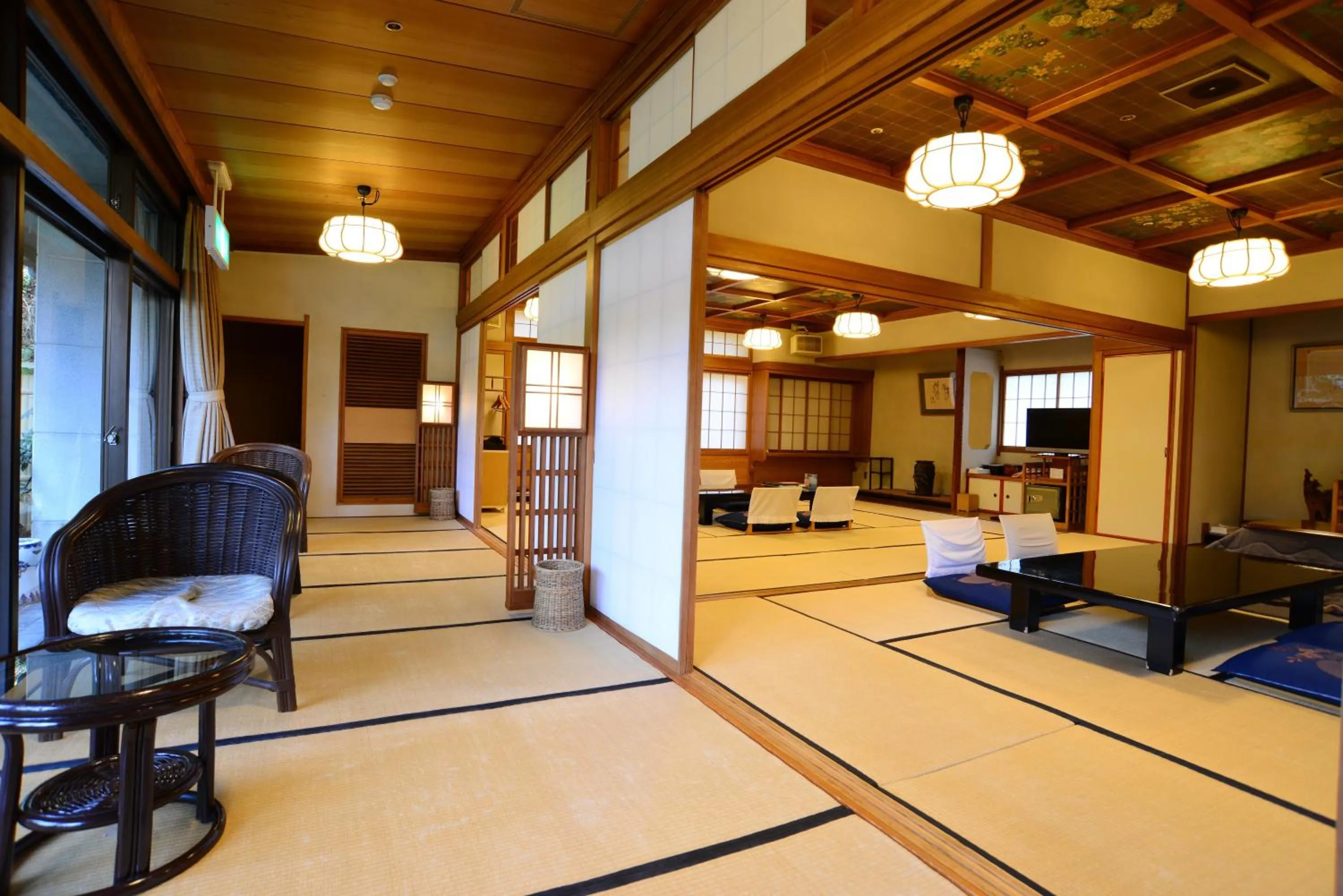 Photo of the whole room, Bed in Iwakuni Kokusai Kanko Hotel