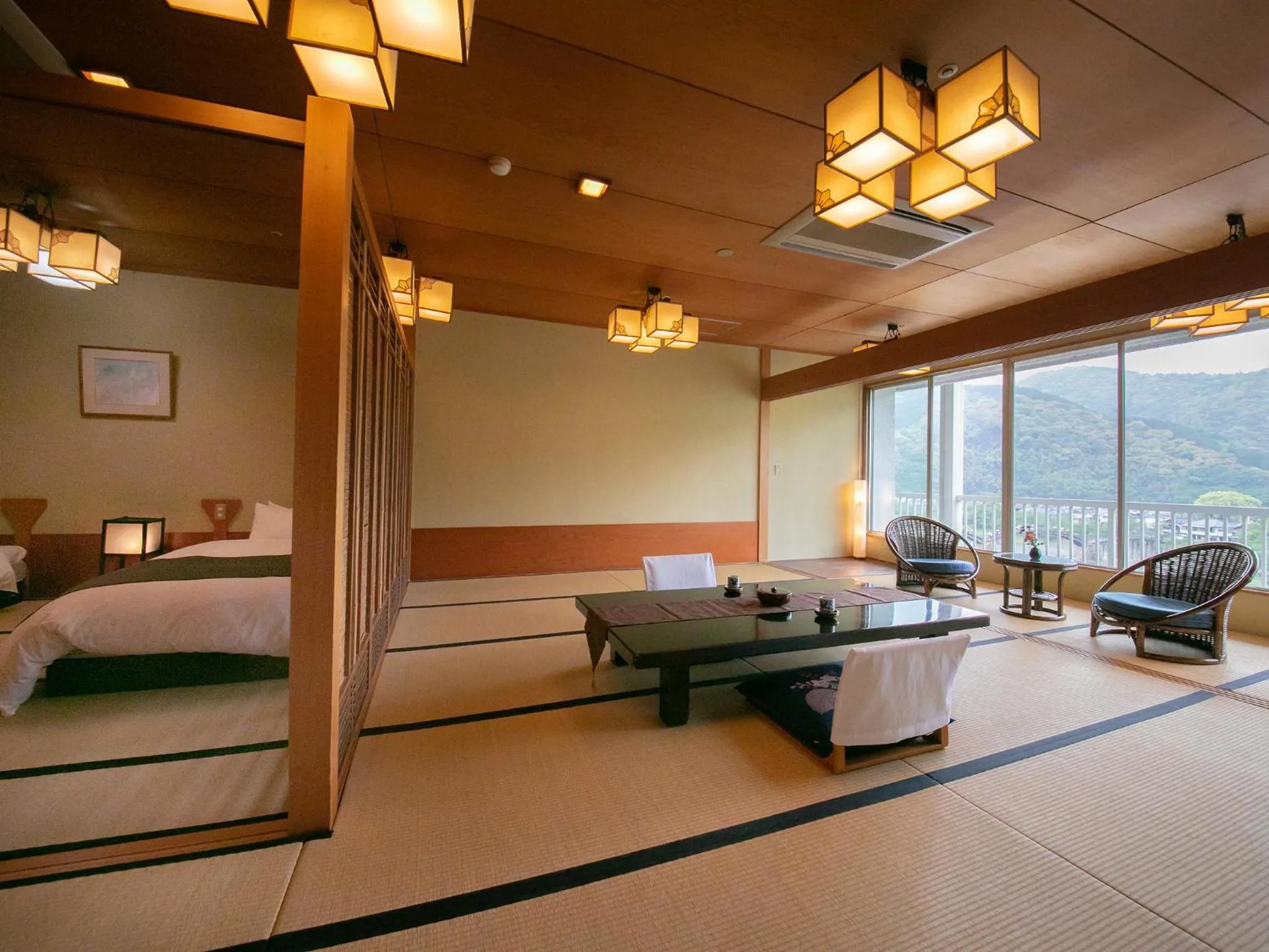 Photo of the whole room, Bed in Iwakuni Kokusai Kanko Hotel