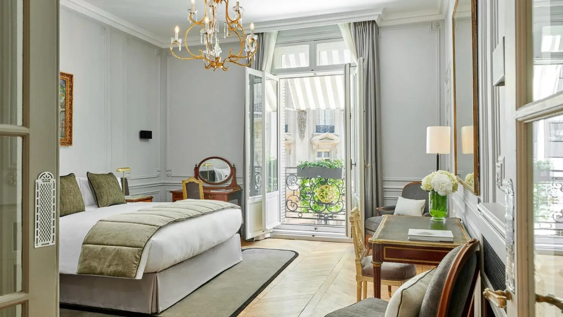 Bedroom, Bed in Hôtel Lancaster Paris Champs-Elysées Bedroom, Bed in Hôtel Lancaster Paris Champs-Elysées