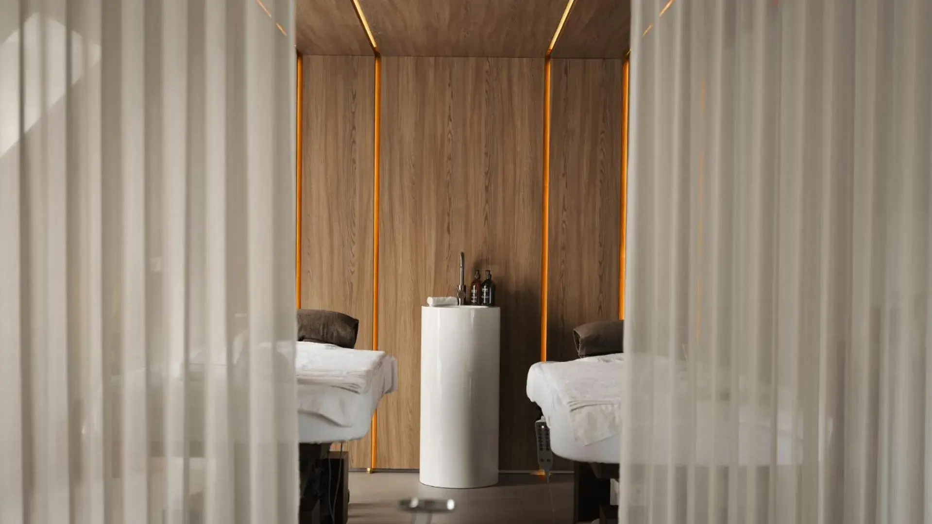 Spa and wellness centre/facilities, Bed in Hôtel Lancaster Paris Champs-Elysées Spa and wellness centre/facilities, Bed in Hôtel Lancaster Paris Champs-Elysées