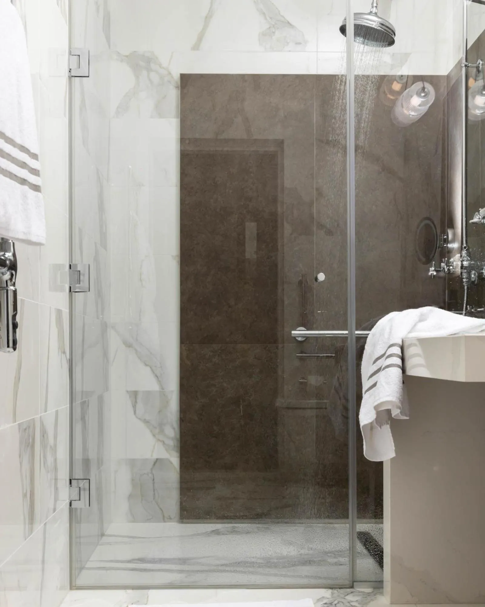 Bedroom in Hôtel Lancaster Paris Champs-Elysées