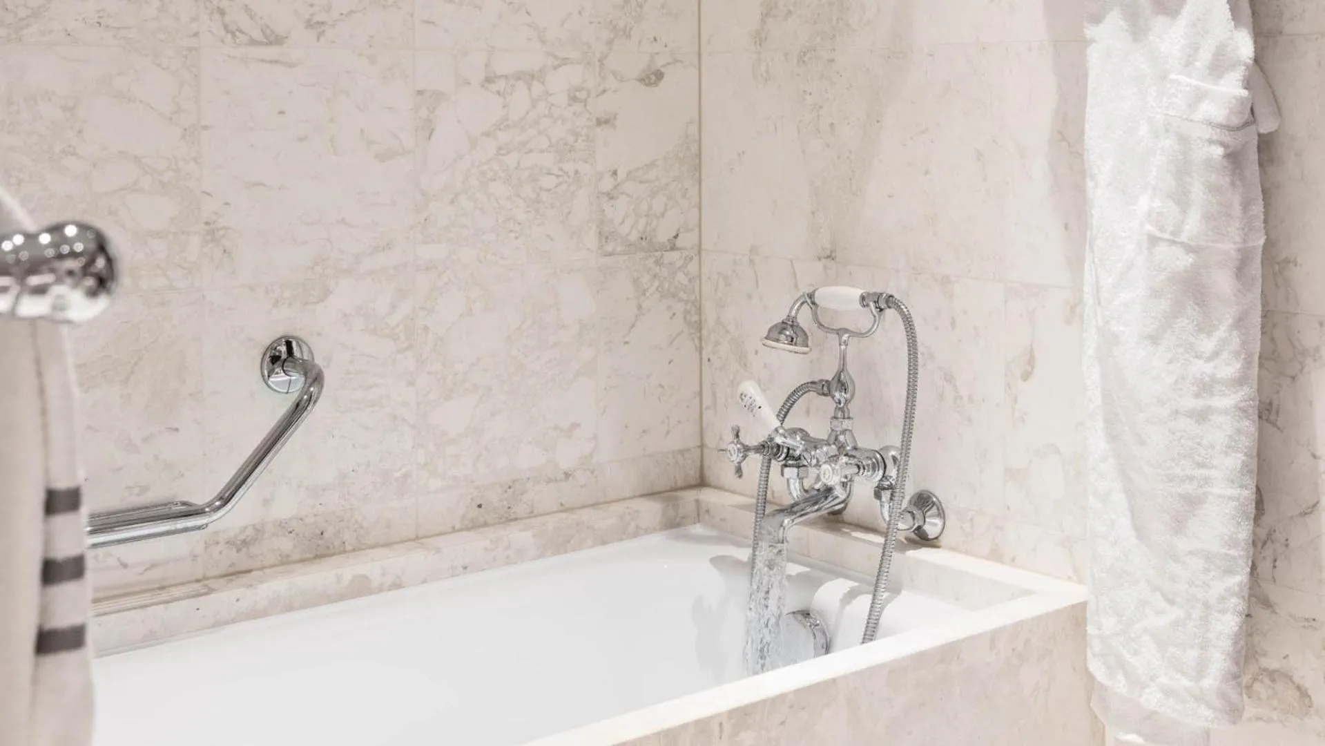 Bathroom in Hôtel Lancaster Paris Champs-Elysées