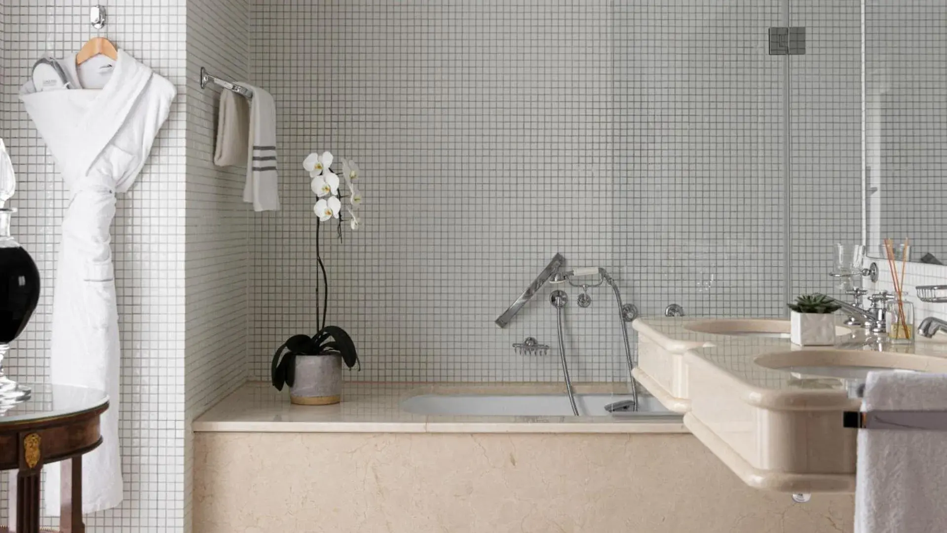 Bathroom in Hôtel Lancaster Paris Champs-Elysées Bathroom in Hôtel Lancaster Paris Champs-Elysées