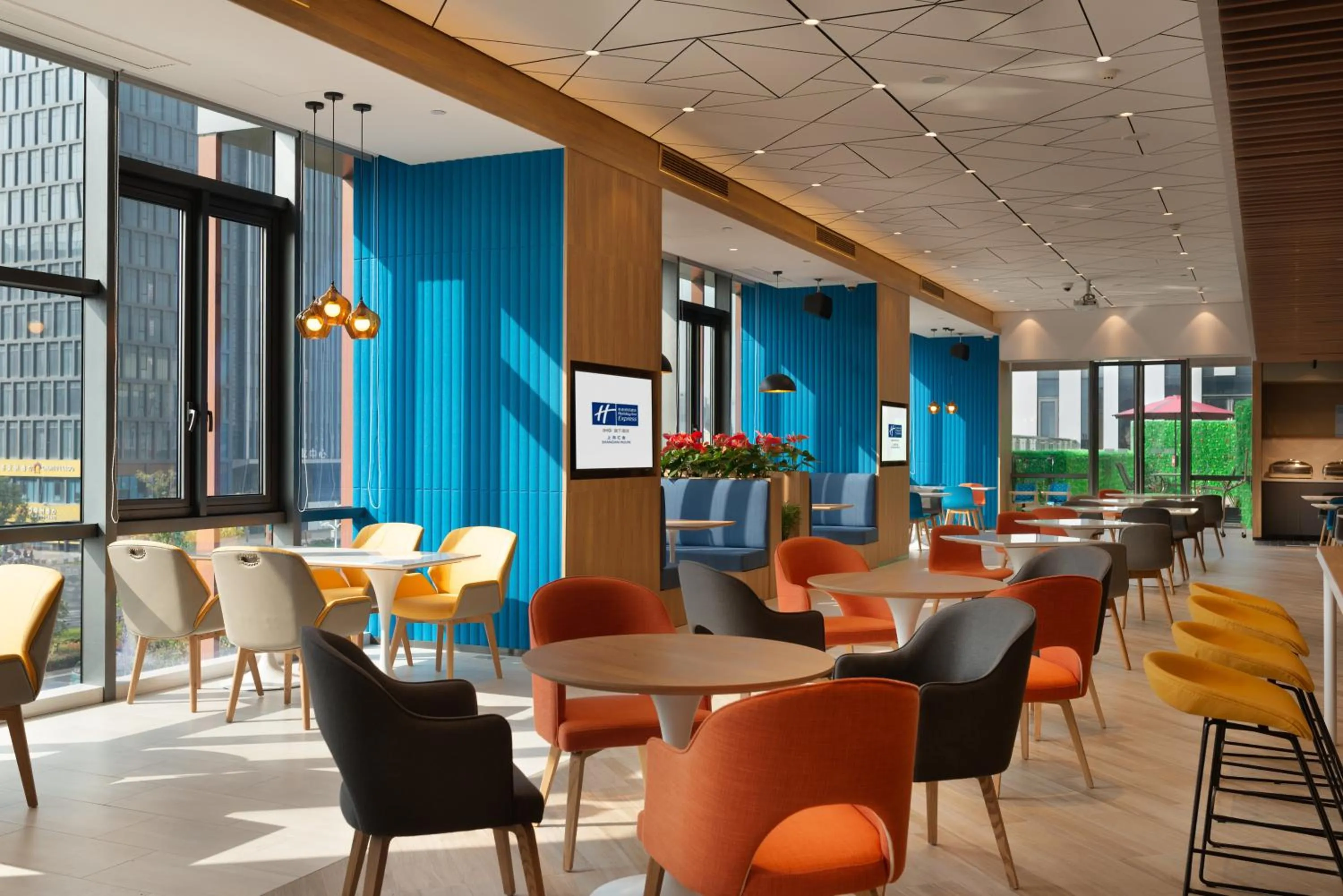 Restaurant/places to eat in Holiday Inn Express Shanghai Huijin by IHG