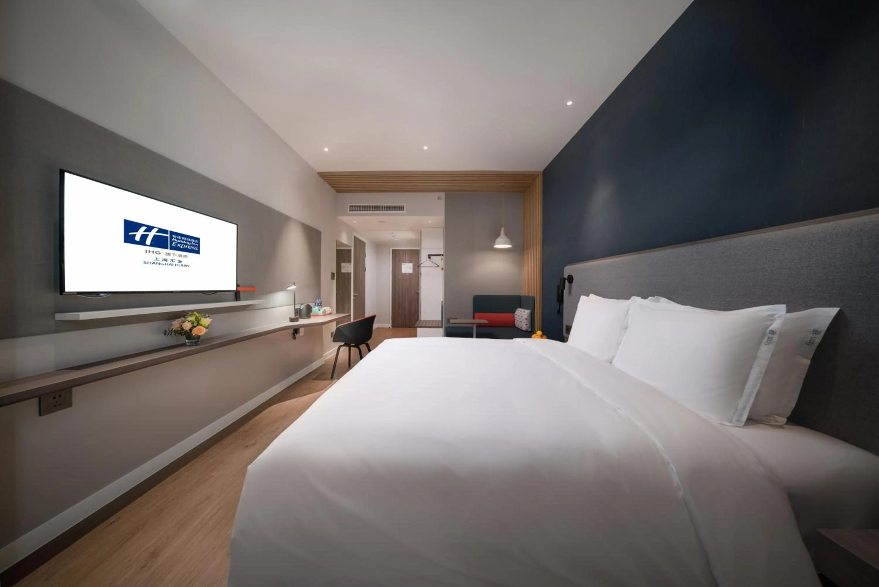 Photo of the whole room, Bed in Holiday Inn Express Shanghai Huijin by IHG