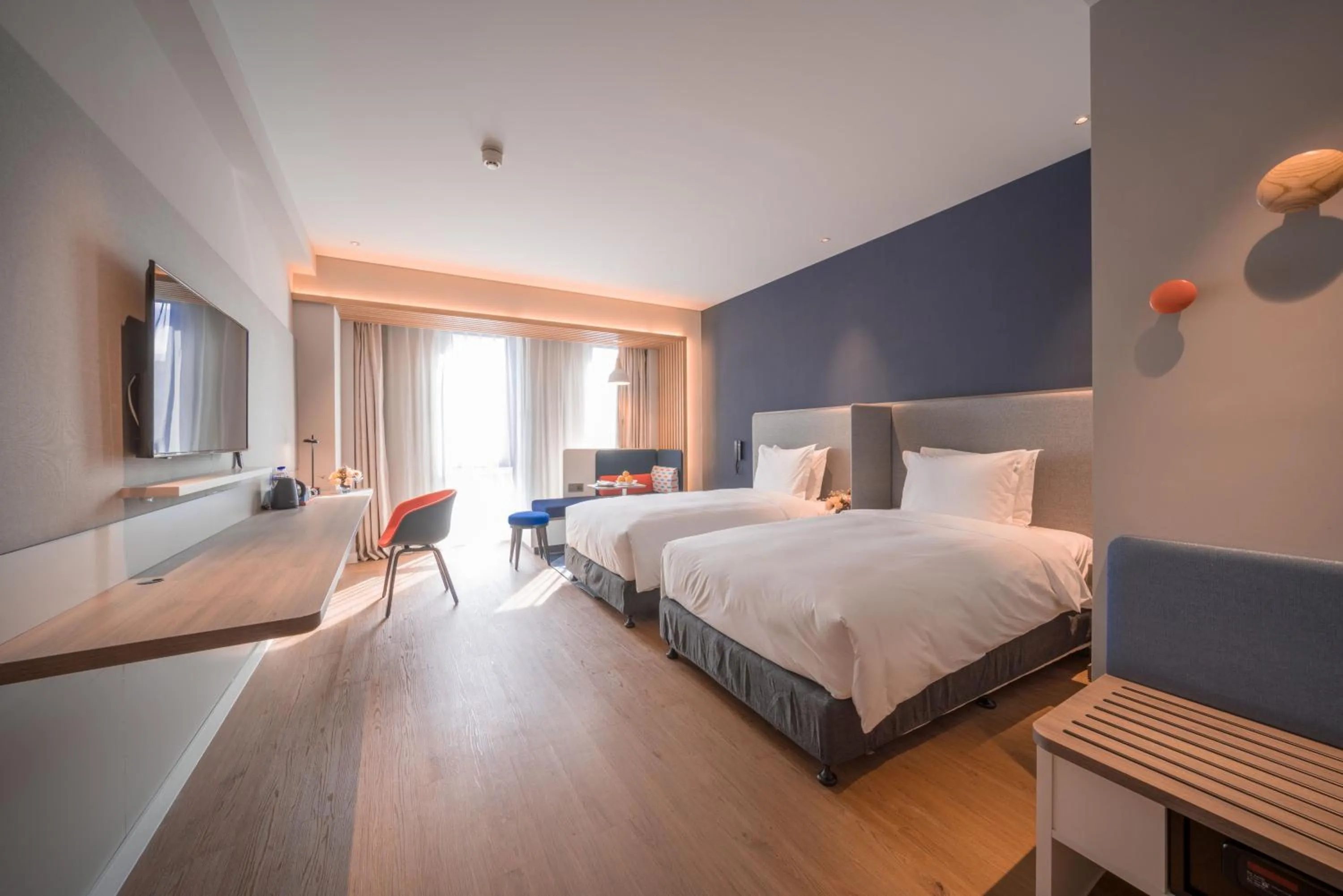 Photo of the whole room, Bed in Holiday Inn Express Shanghai Huijin by IHG