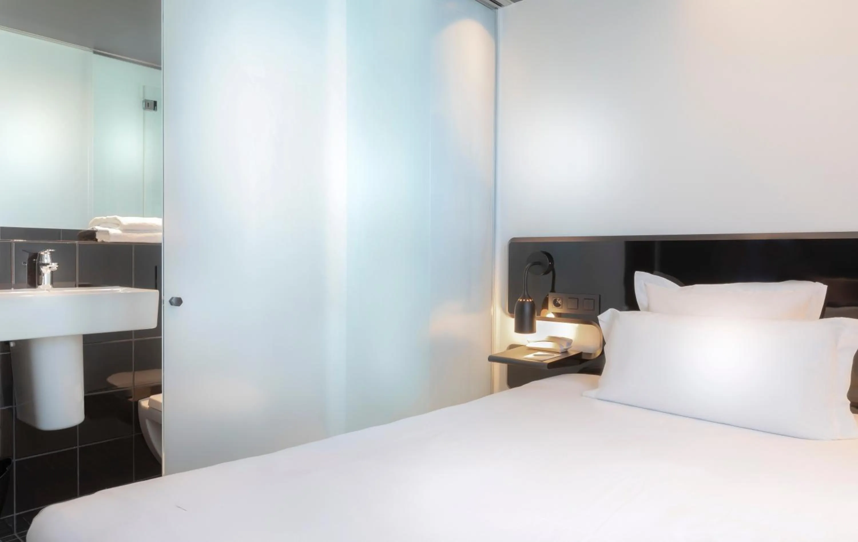 Bathroom, Bed in Libertel Gare de L'Est Francais