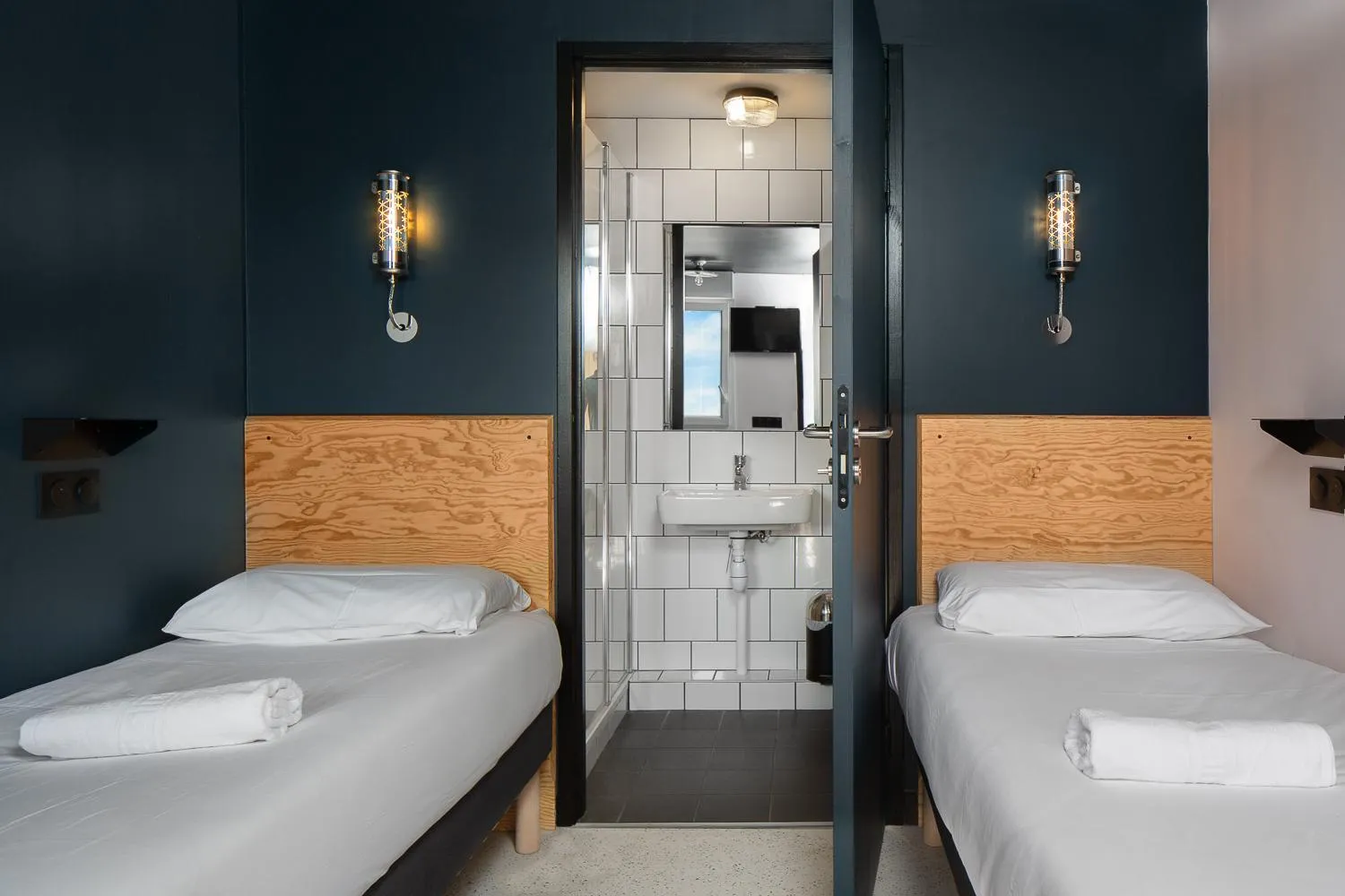 Shower, Bed in Eklo Hotels Clermont-Ferrand Centre Gare