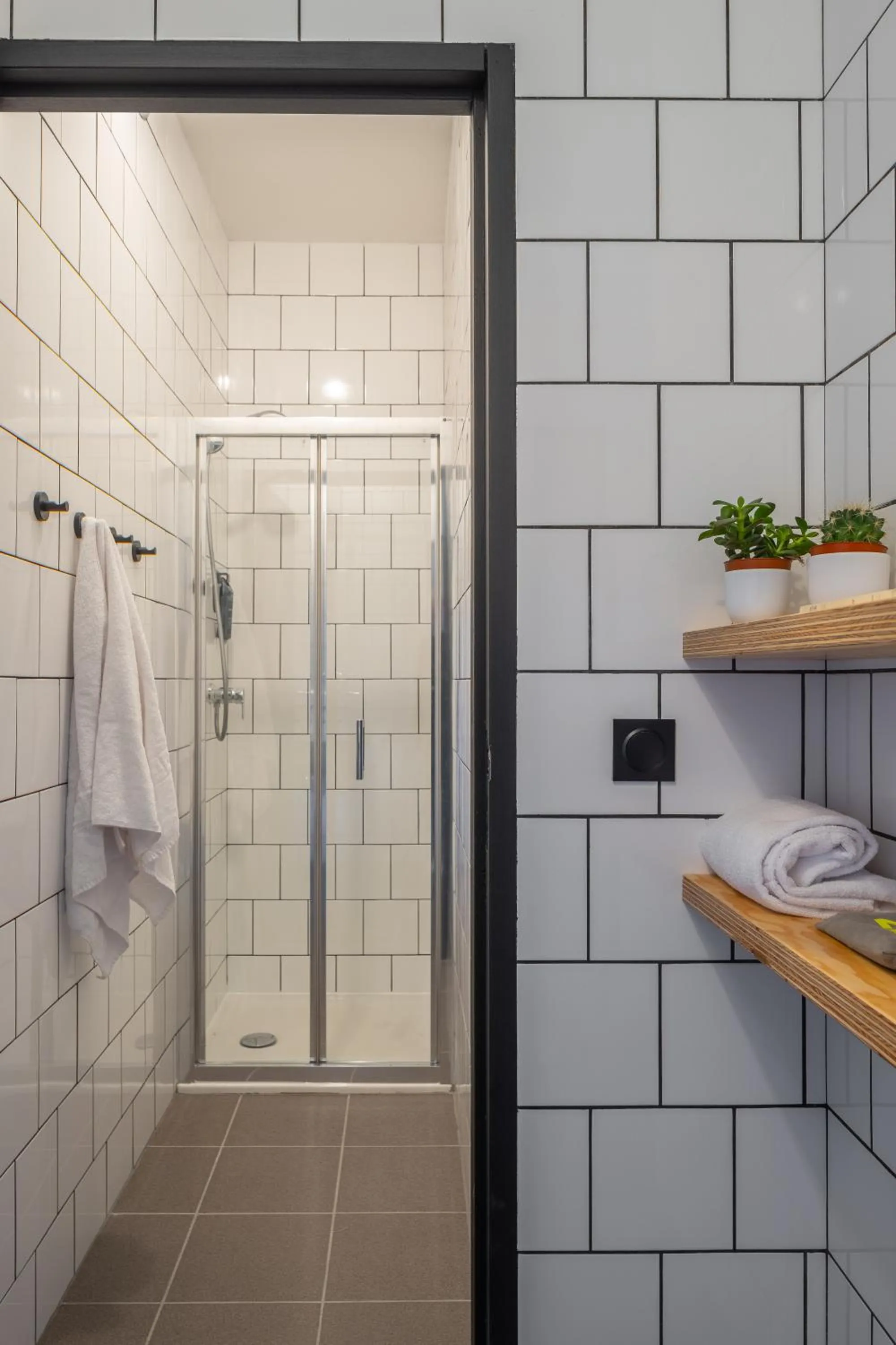 Shower in Eklo Hotels Clermont-Ferrand Centre Gare