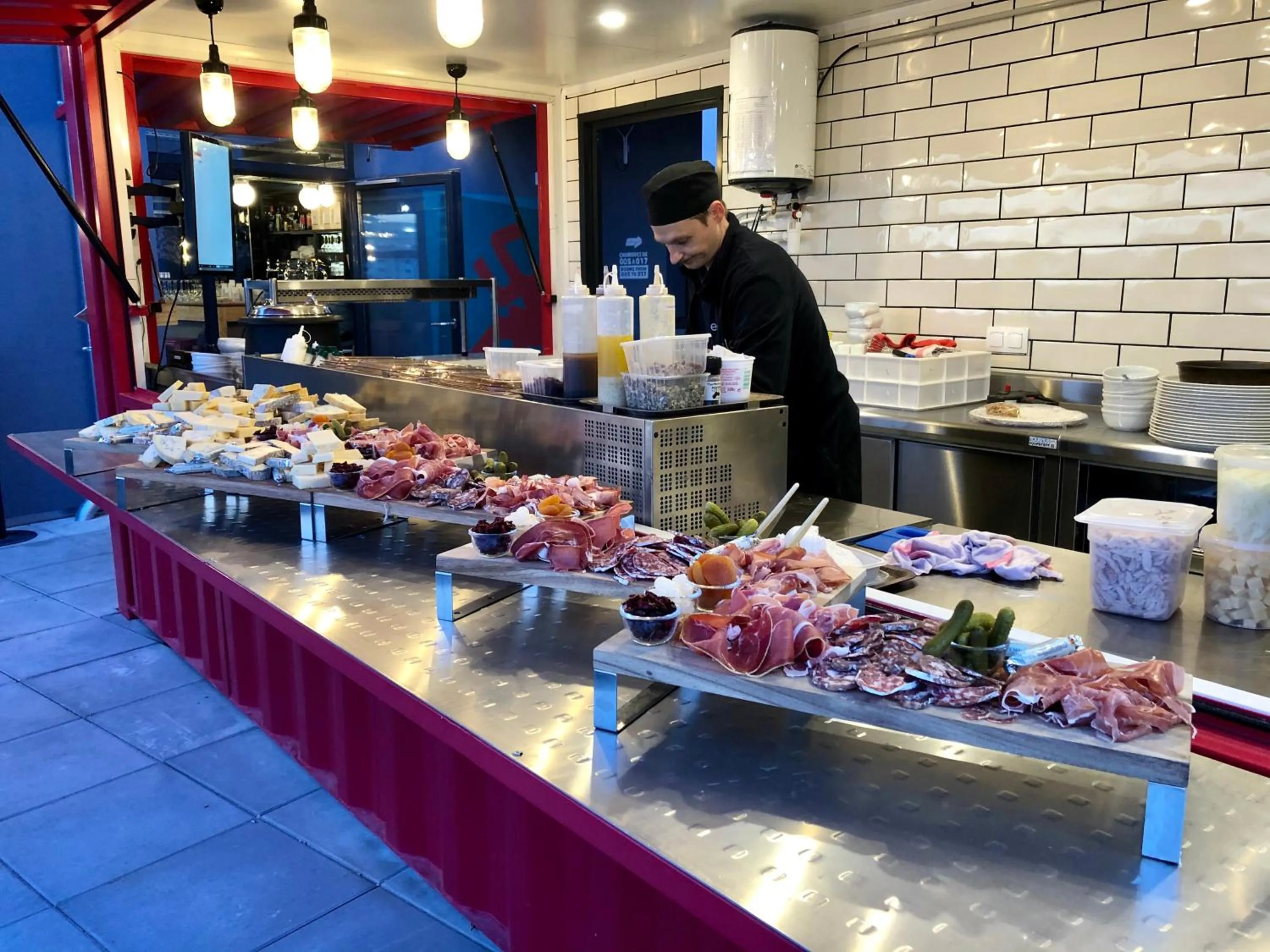 Staff in Eklo Hotels Clermont-Ferrand Centre Gare