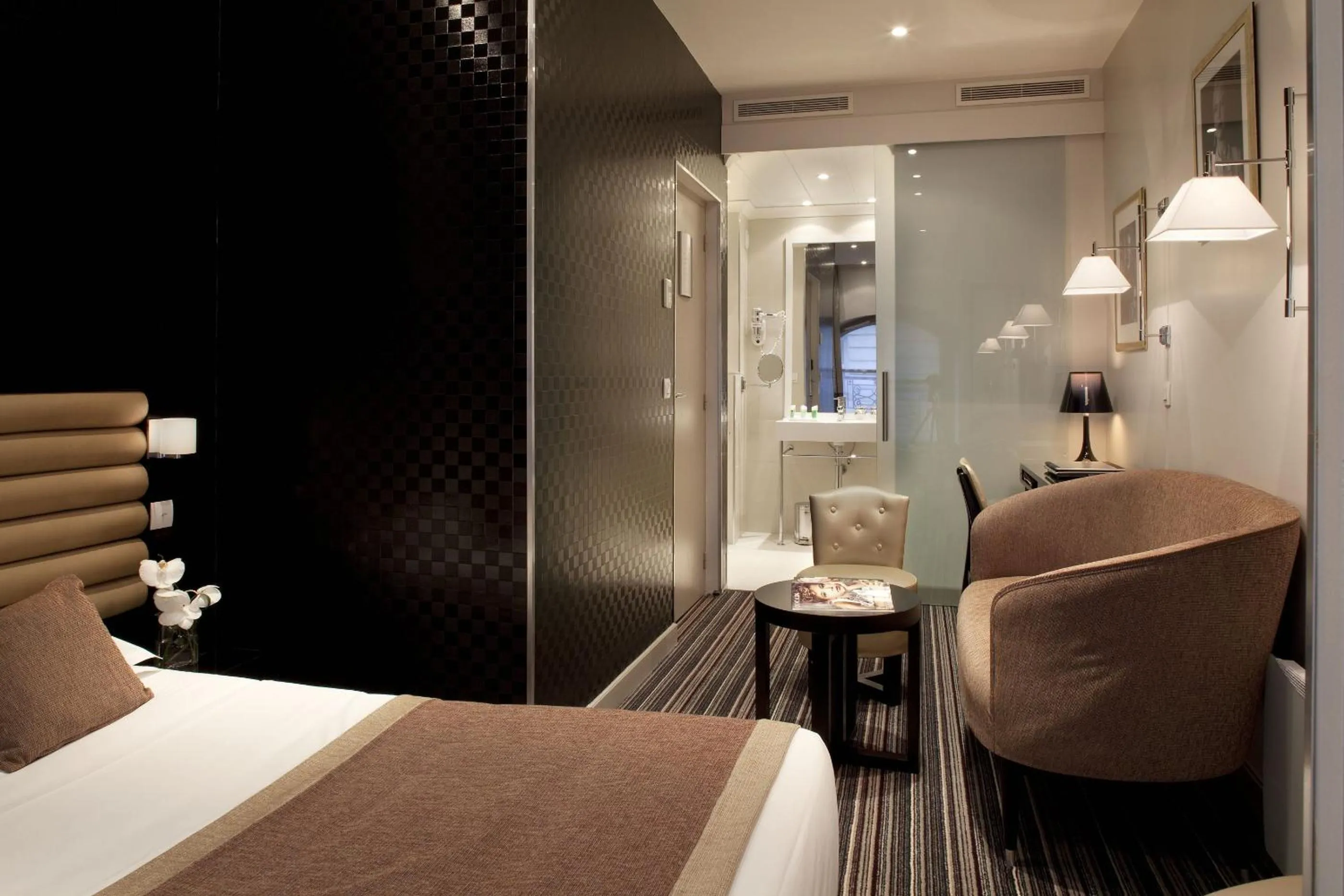 Photo of the whole room, Bed in Hôtel ICÔNE