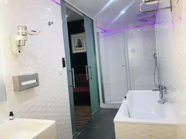 Shower in Hôtel ICÔNE