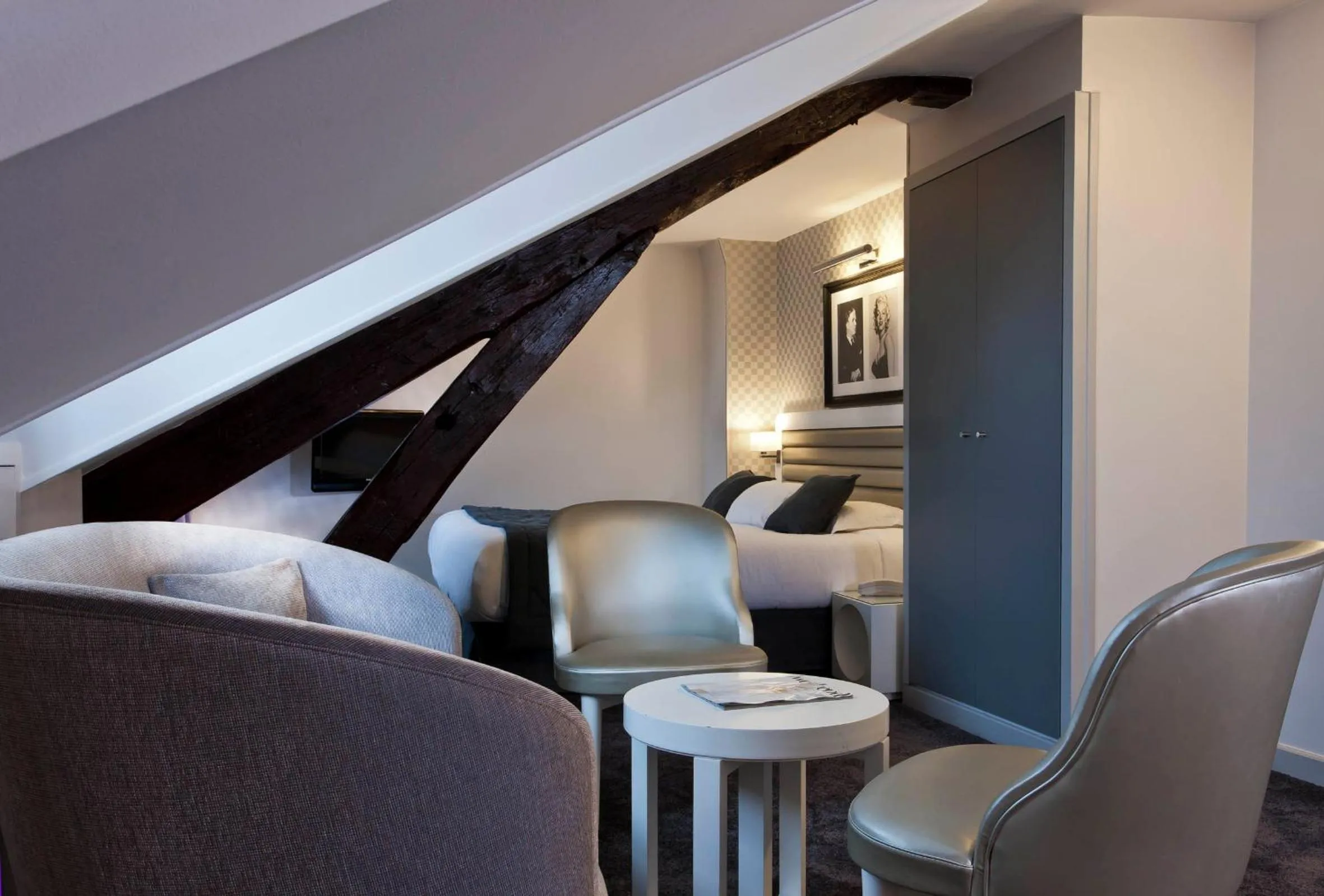 Seating area, Bed in Hôtel ICÔNE