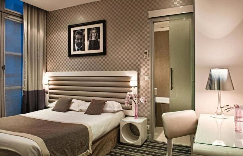 Photo of the whole room, Bed in Hôtel ICÔNE