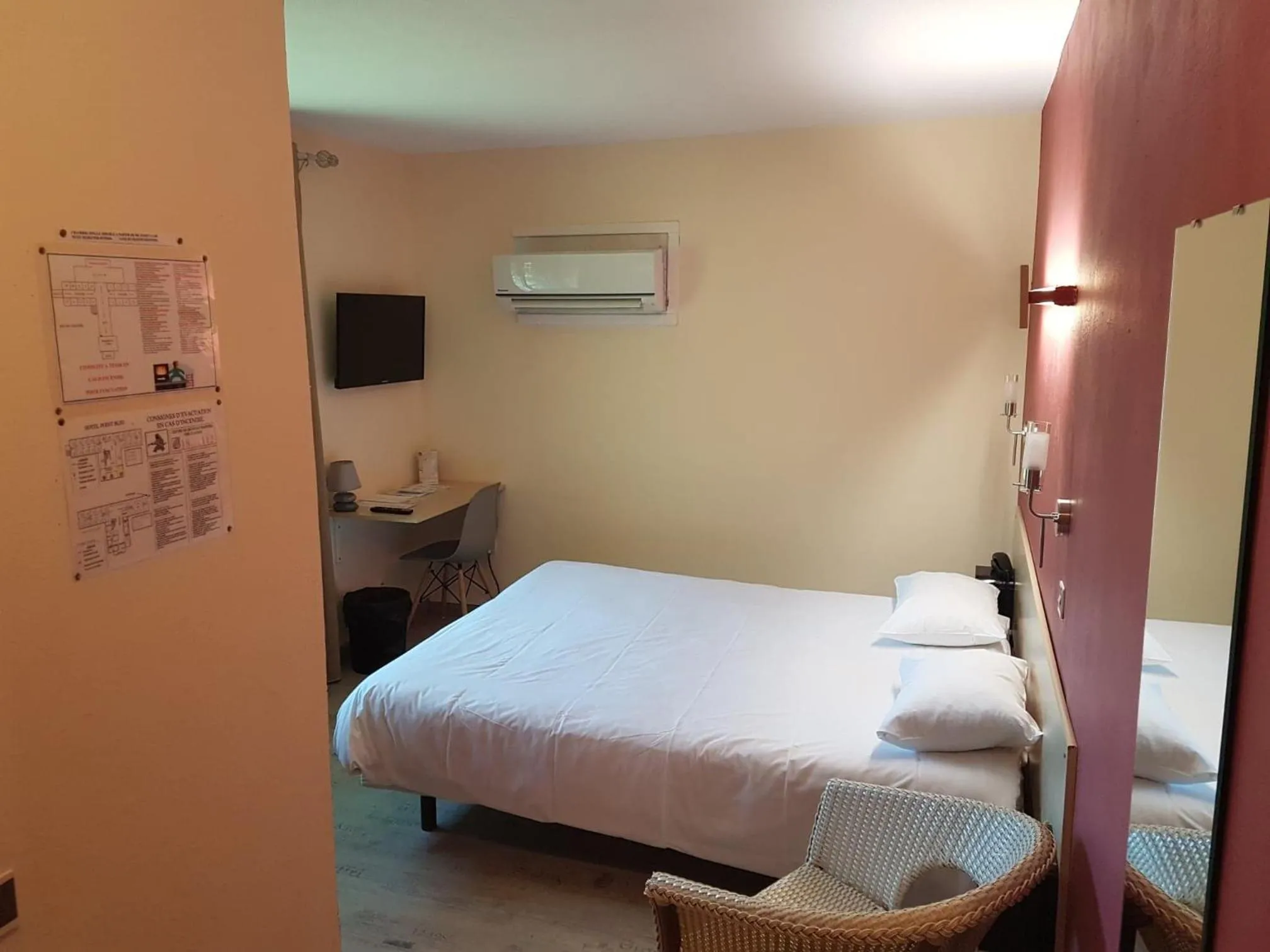 Bed in Hôtel Point Bleu