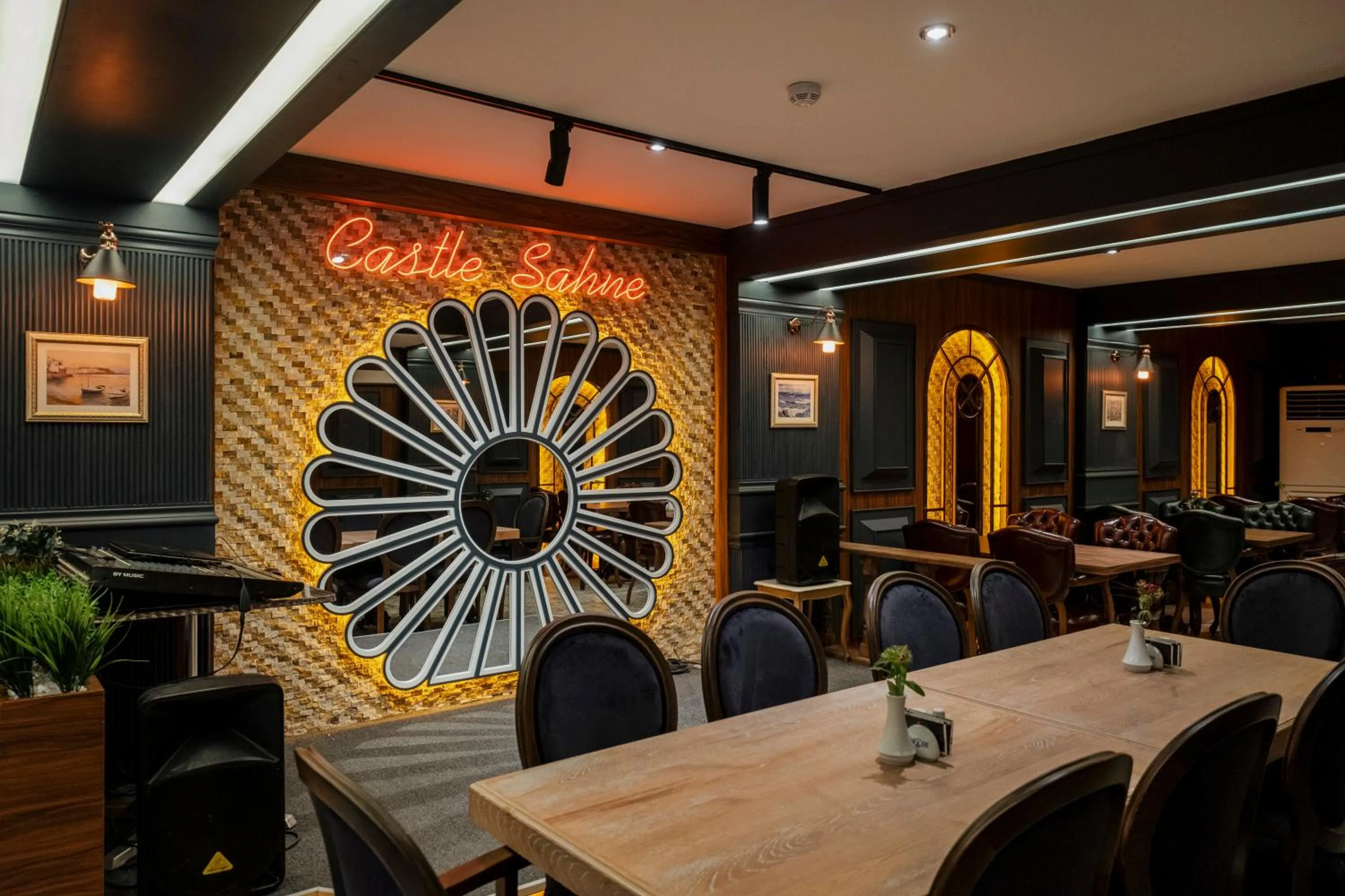 Restaurant/places to eat in Castle Old Town Hotel