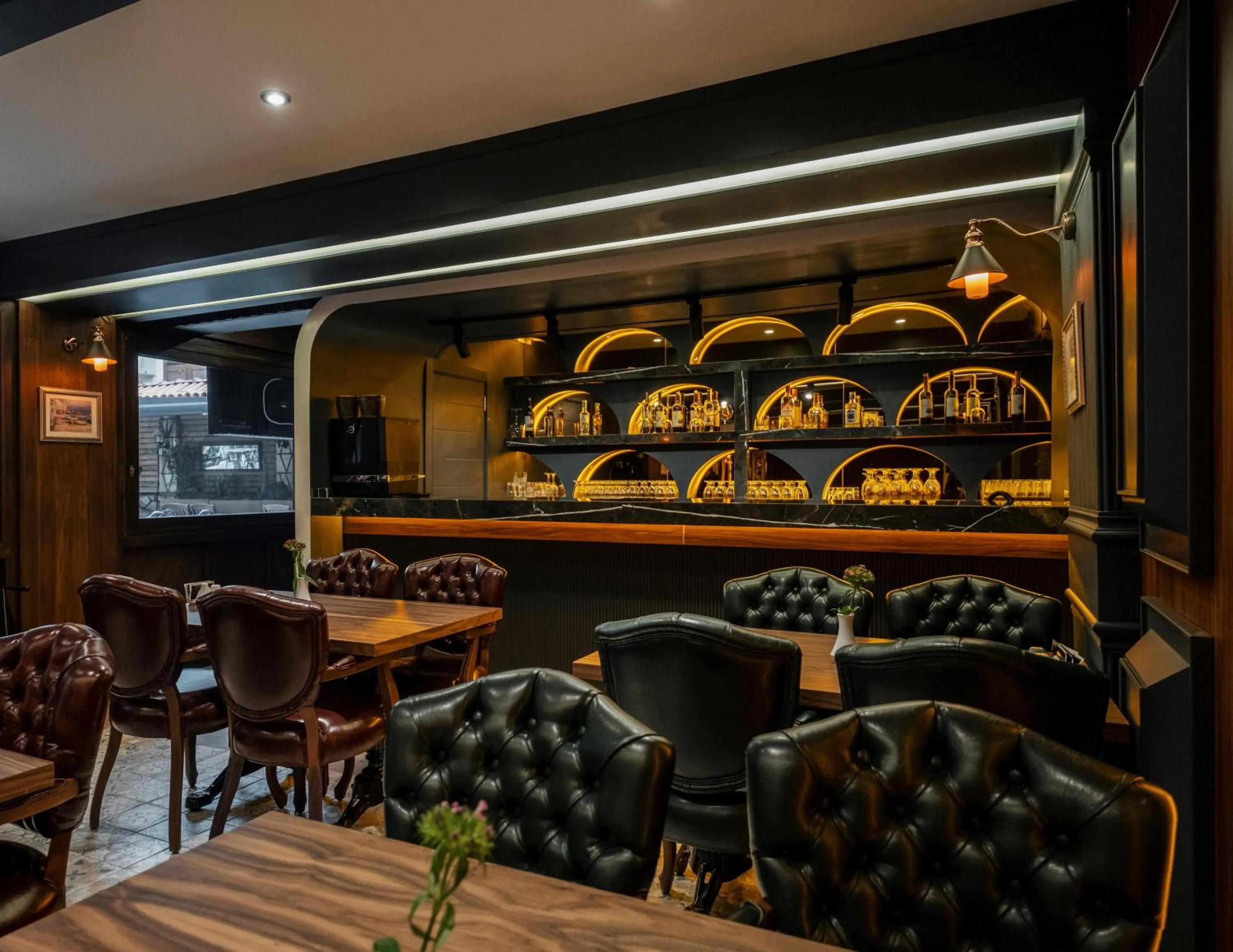 Restaurant/places to eat in Castle Old Town Hotel