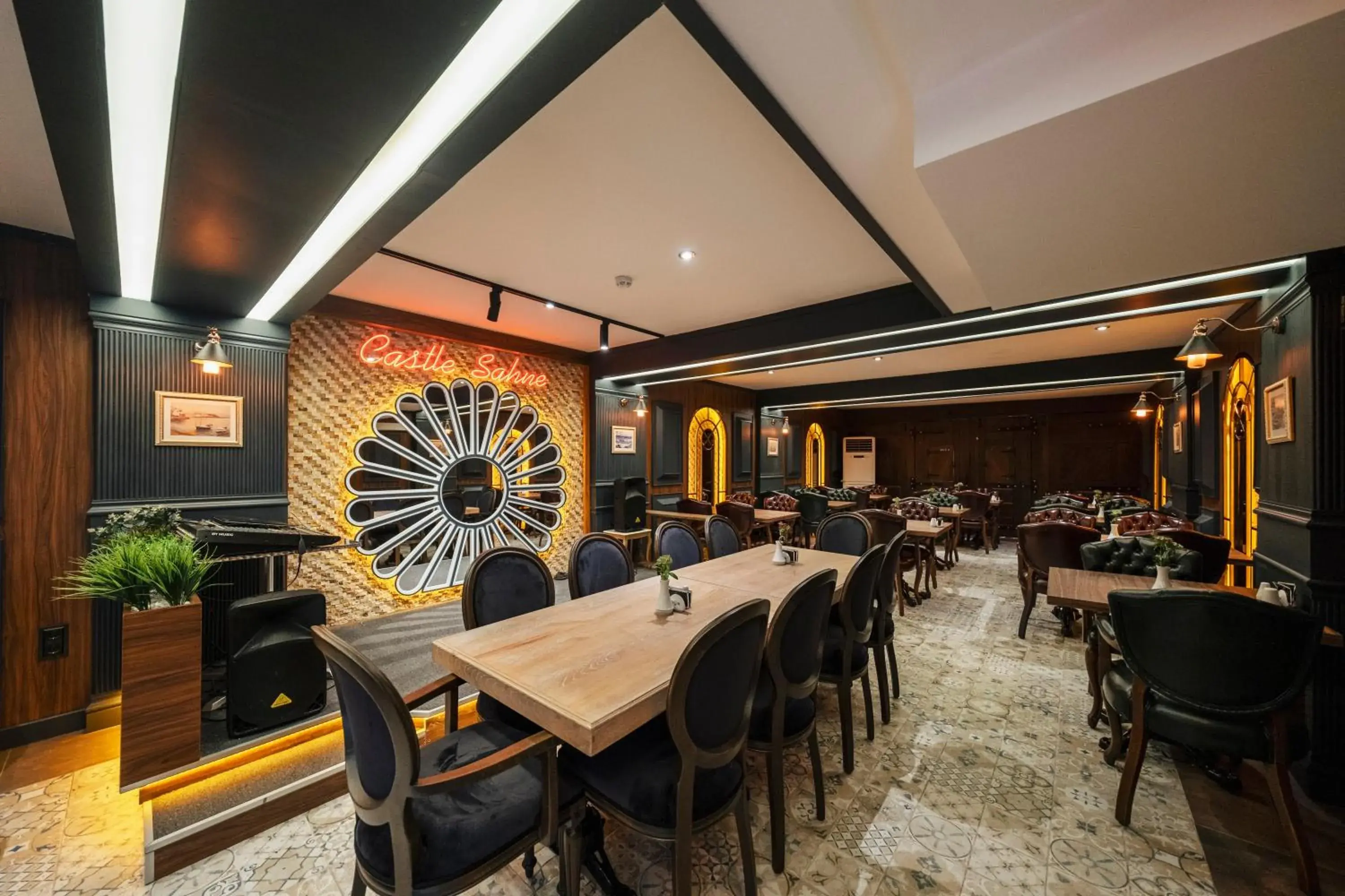 Restaurant/places to eat in Castle Old Town Hotel Restaurant/places to eat in Castle Old Town Hotel