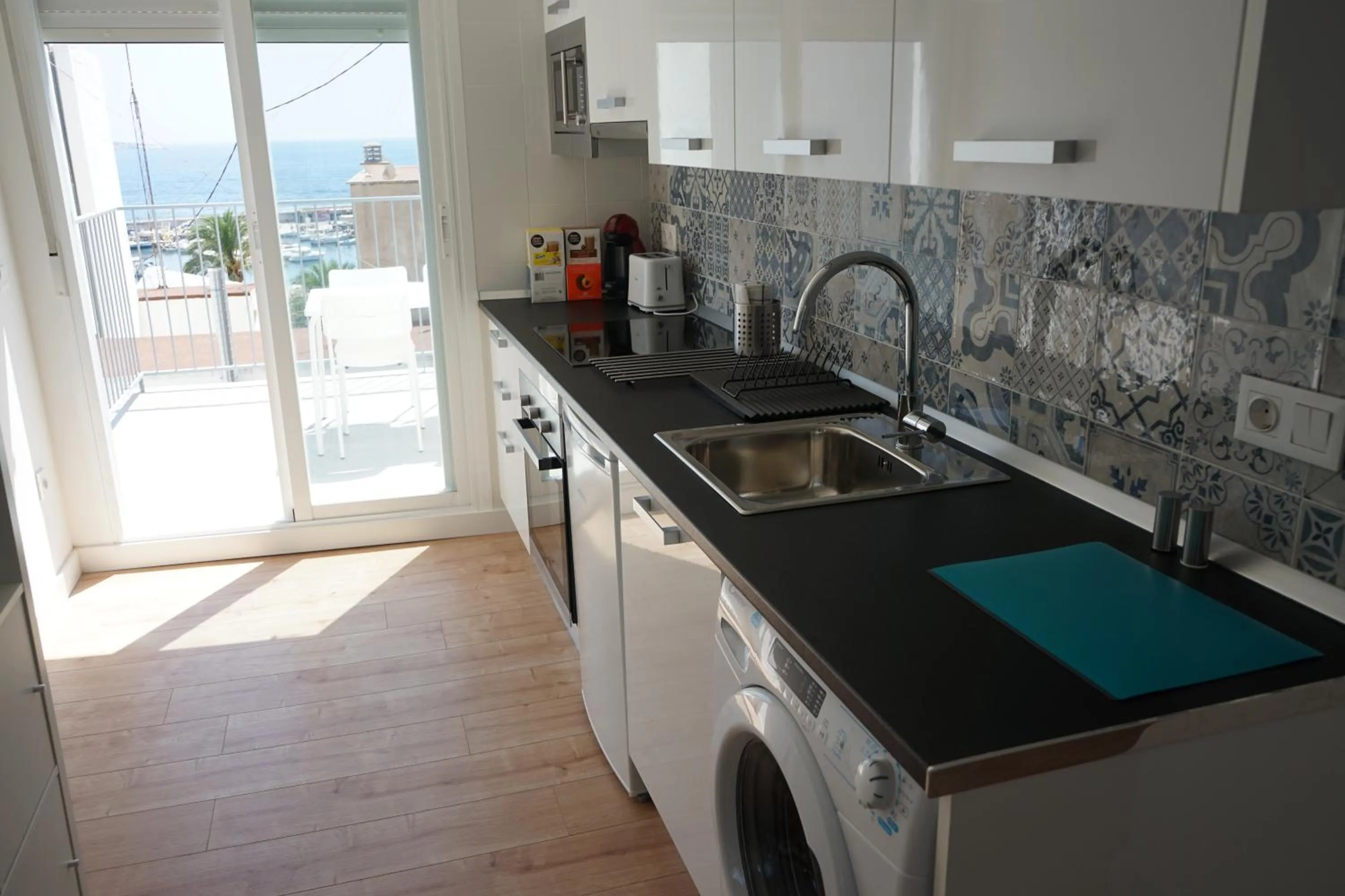 Kitchen or kitchenette in Pescadors Apartamentos TRG