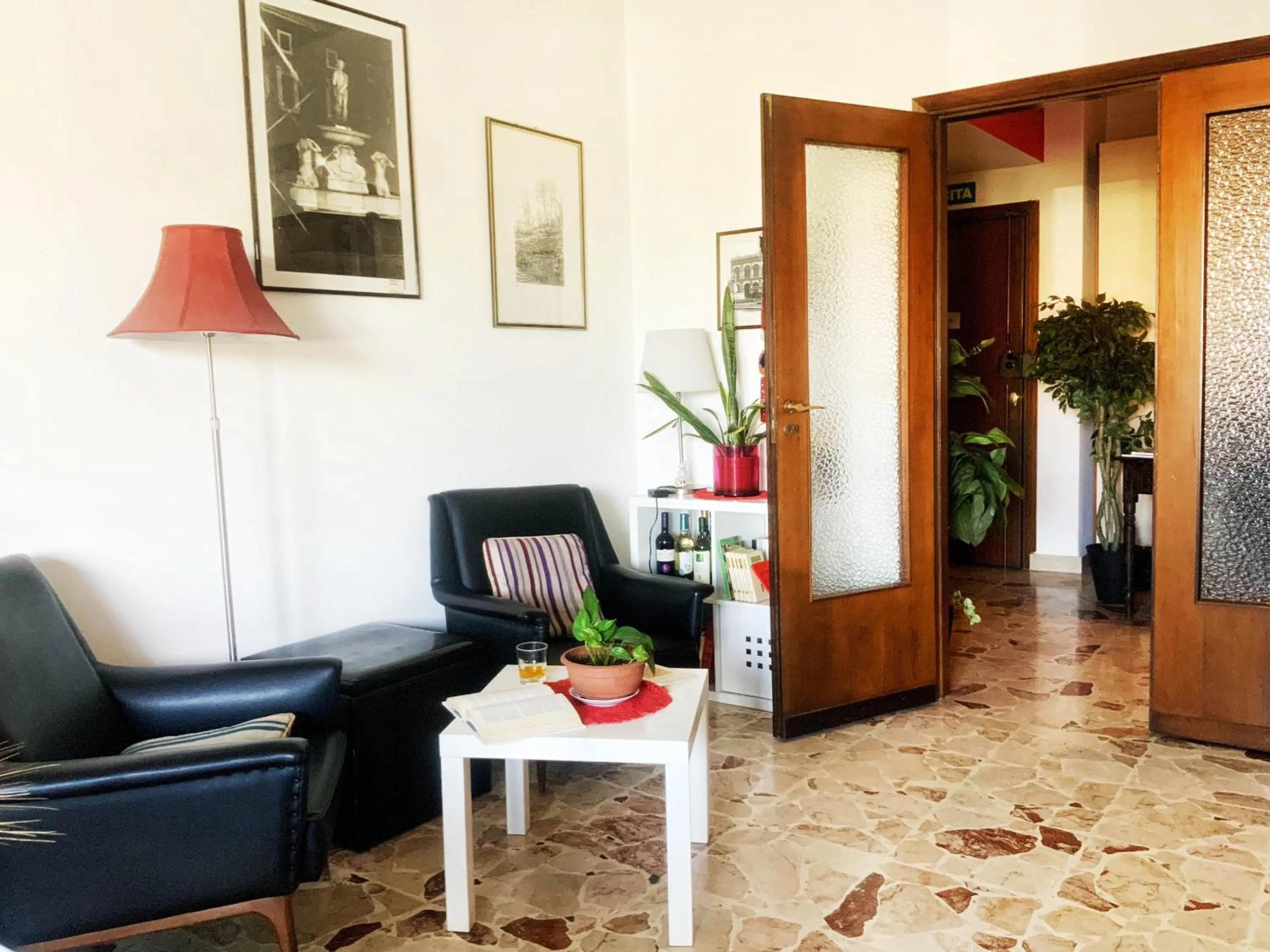 Communal lounge/ TV room in Trinaco B&B