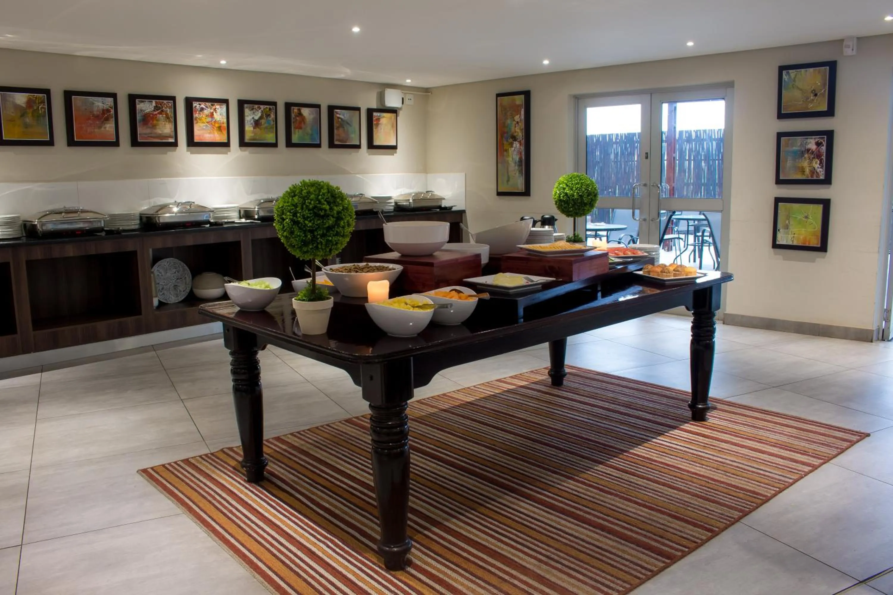 Restaurant/places to eat in Hotel Savoy and Conference Centre