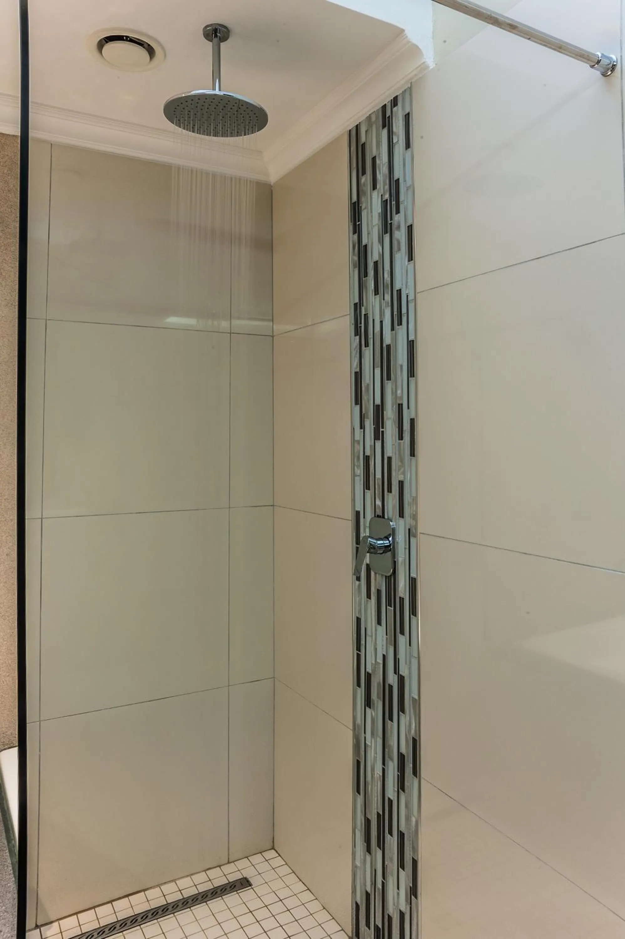 Shower in Hotel Savoy and Conference Centre