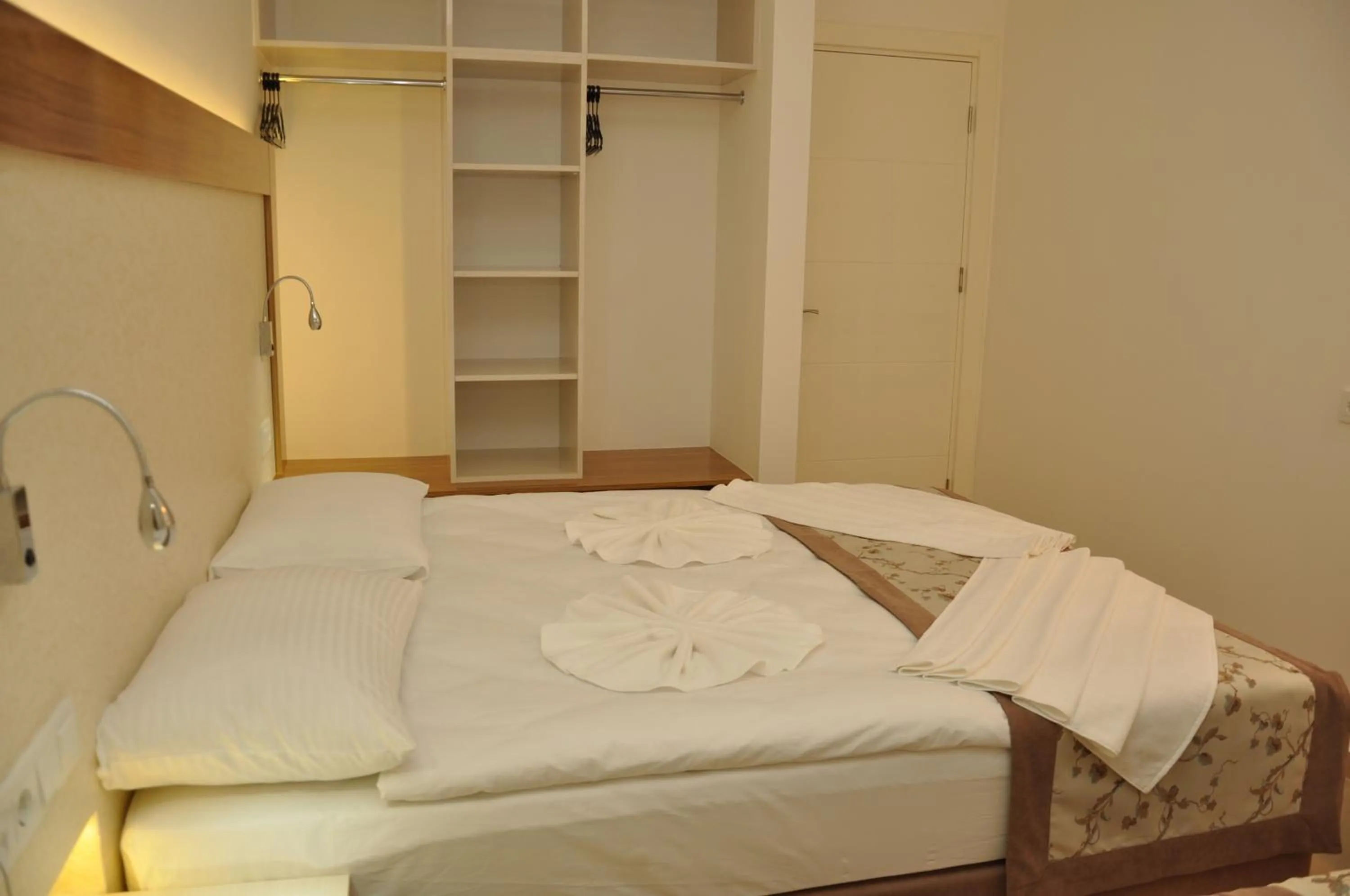 Bed in Almera Park Apart Hotel