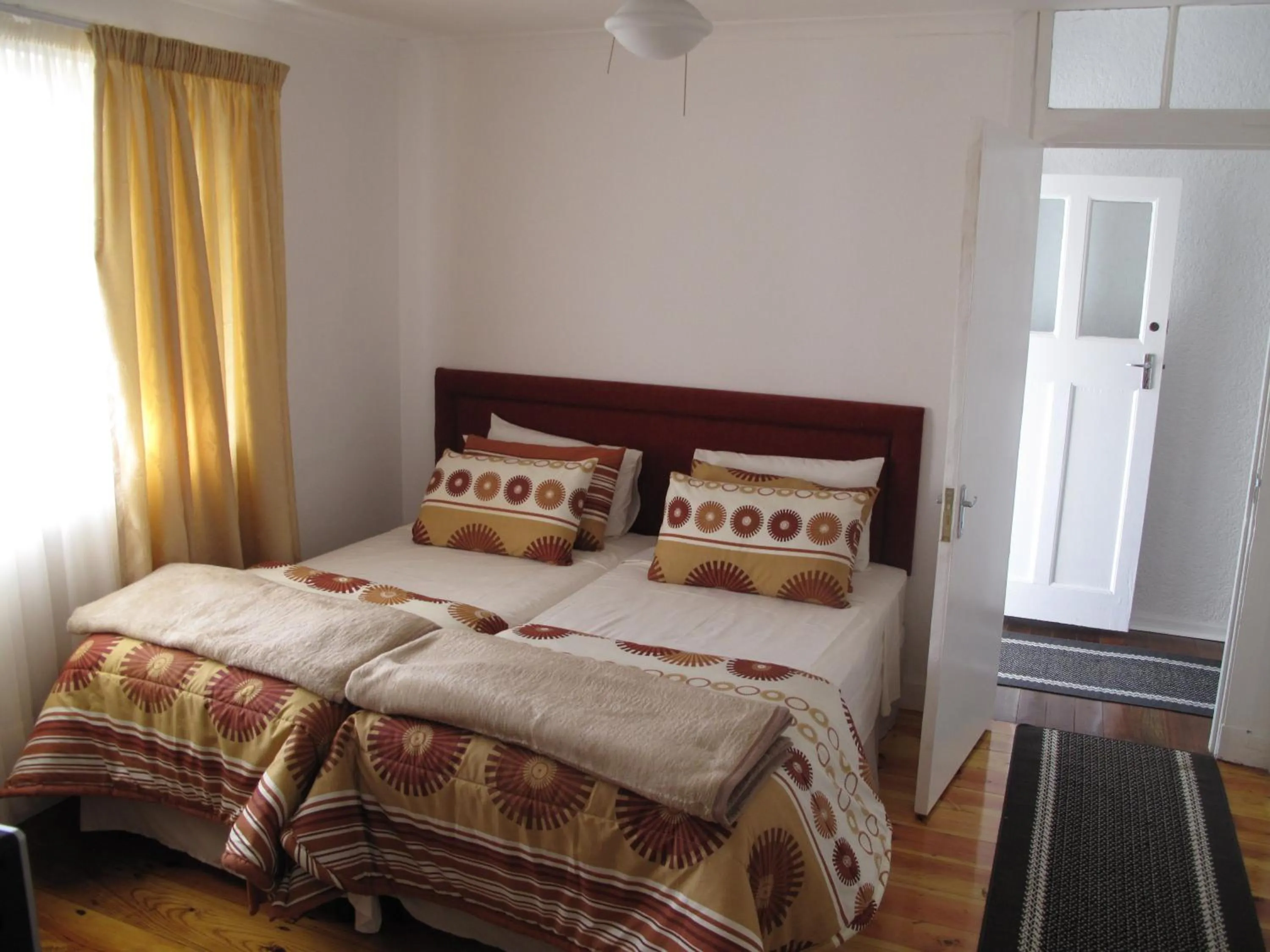 Bed in The Crescent Guesthouses - BnB/Self Catering