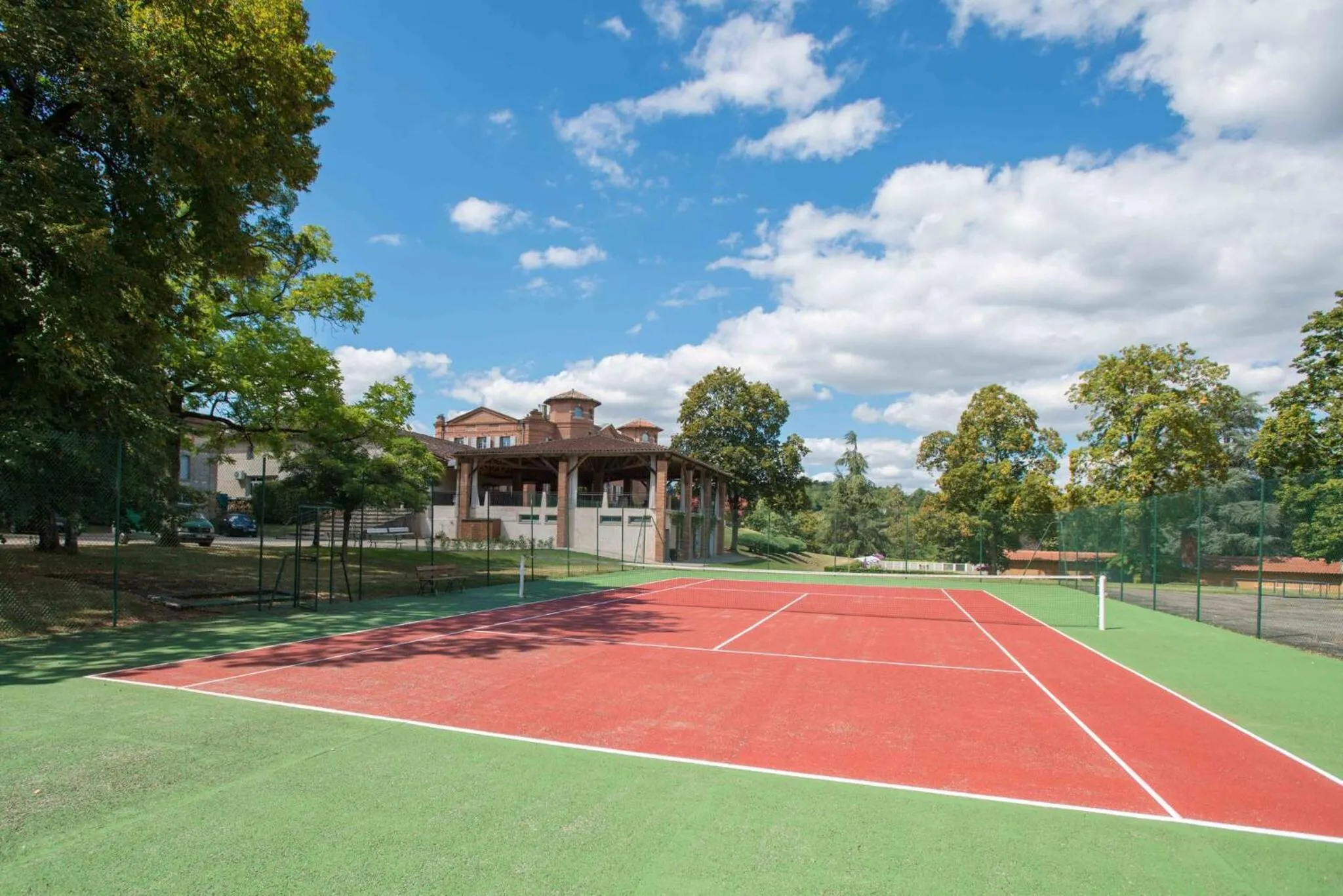 Tennis court in Château de Loubéjac