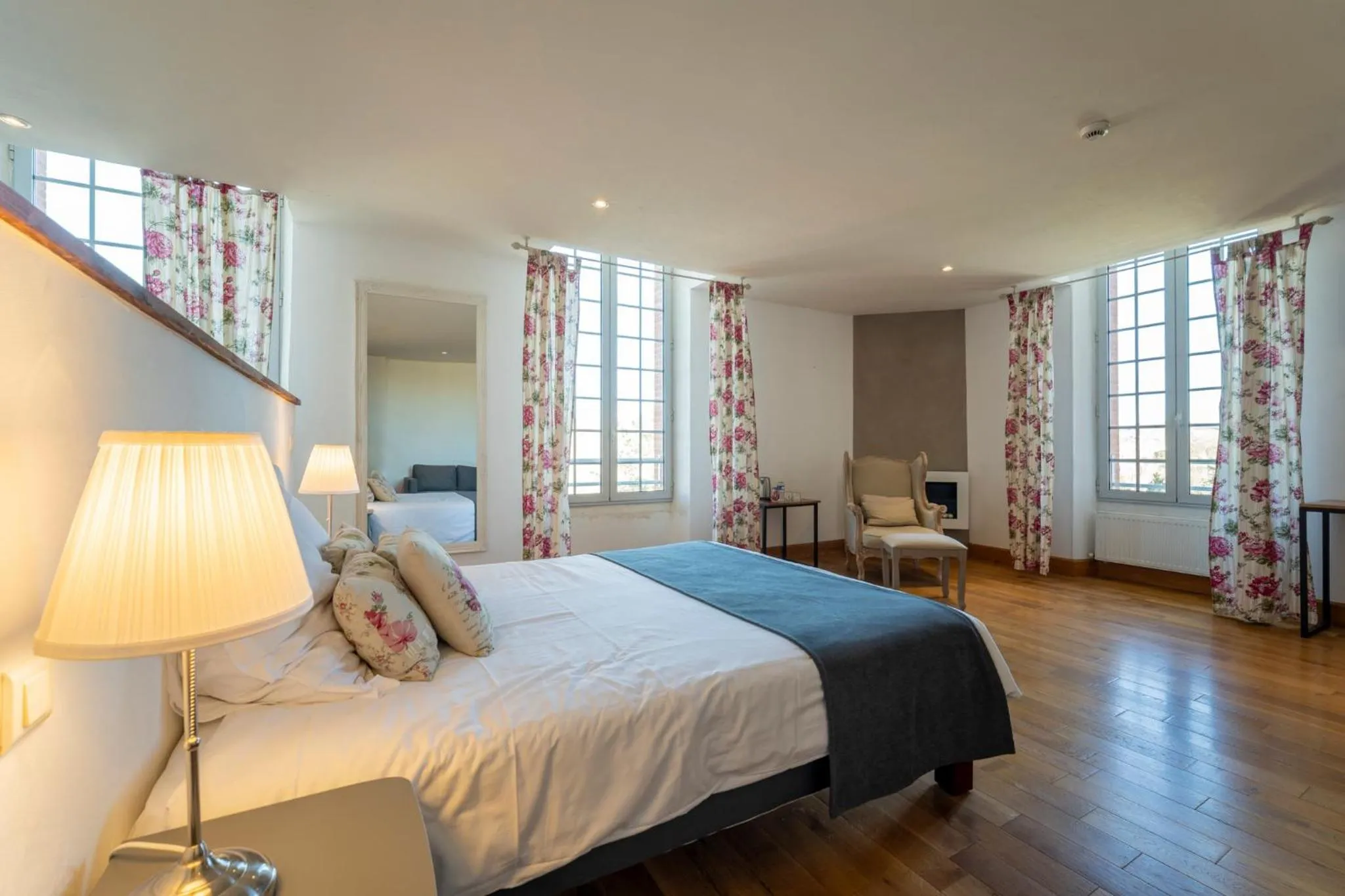 Photo of the whole room, Bed in Château de Loubéjac