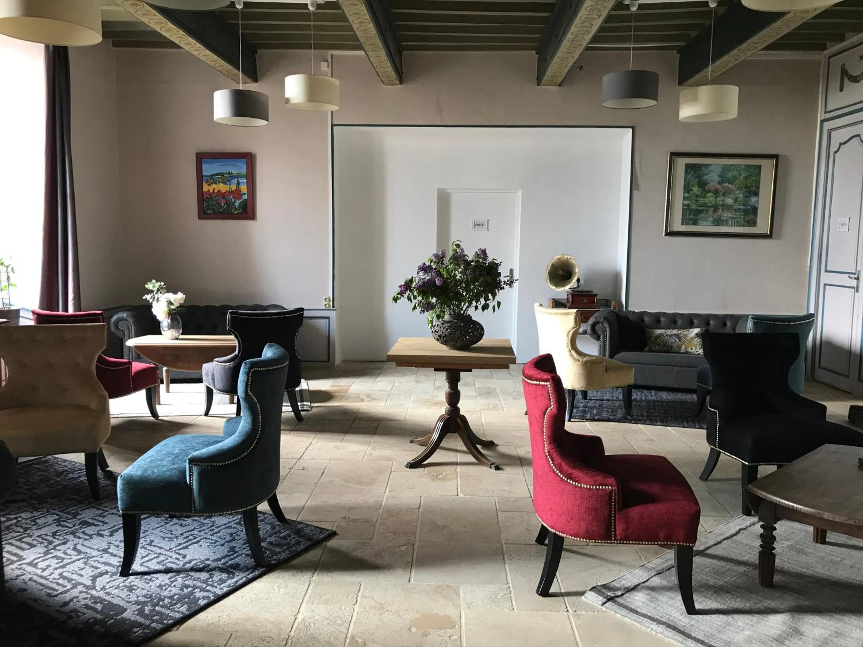 Communal lounge/ TV room in Château de Loubéjac