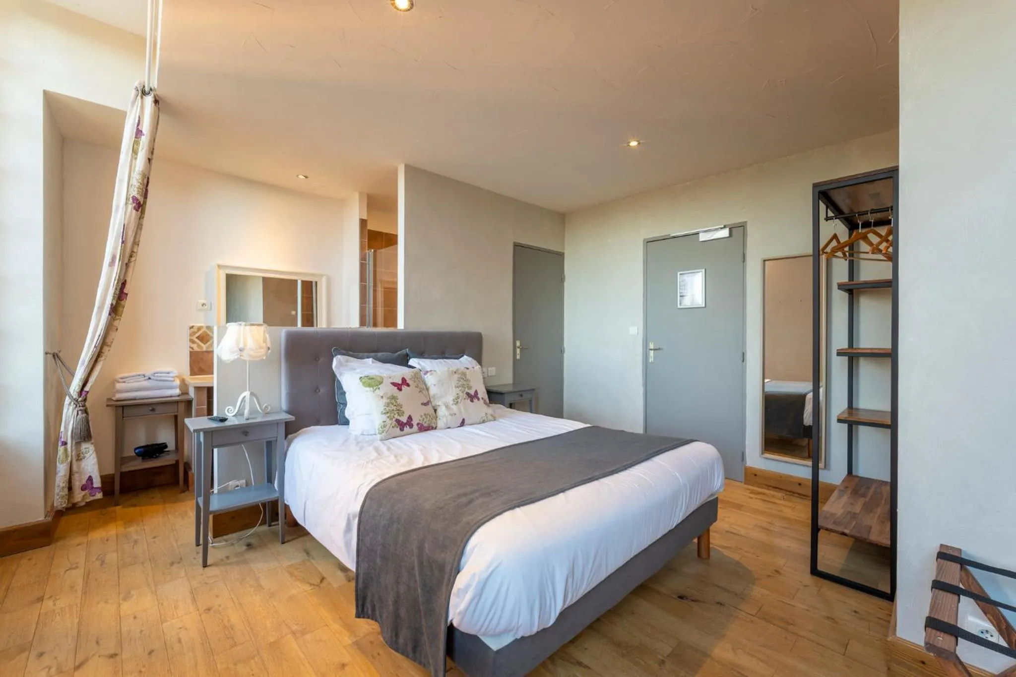 Photo of the whole room, Bed in Château de Loubéjac