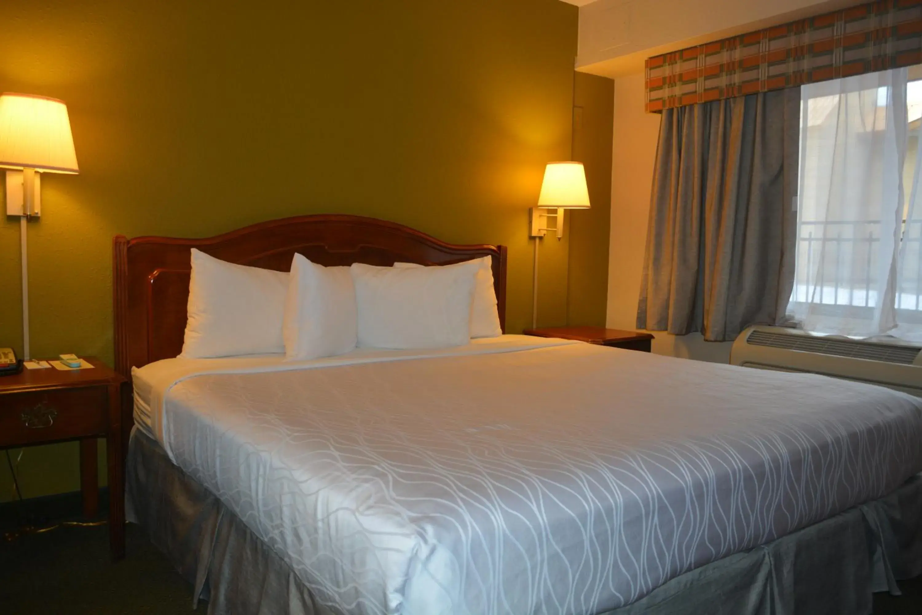 Photo of the whole room, Bed in Chicago Lakeshore Hotel Photo of the whole room, Bed in Chicago Lakeshore Hotel