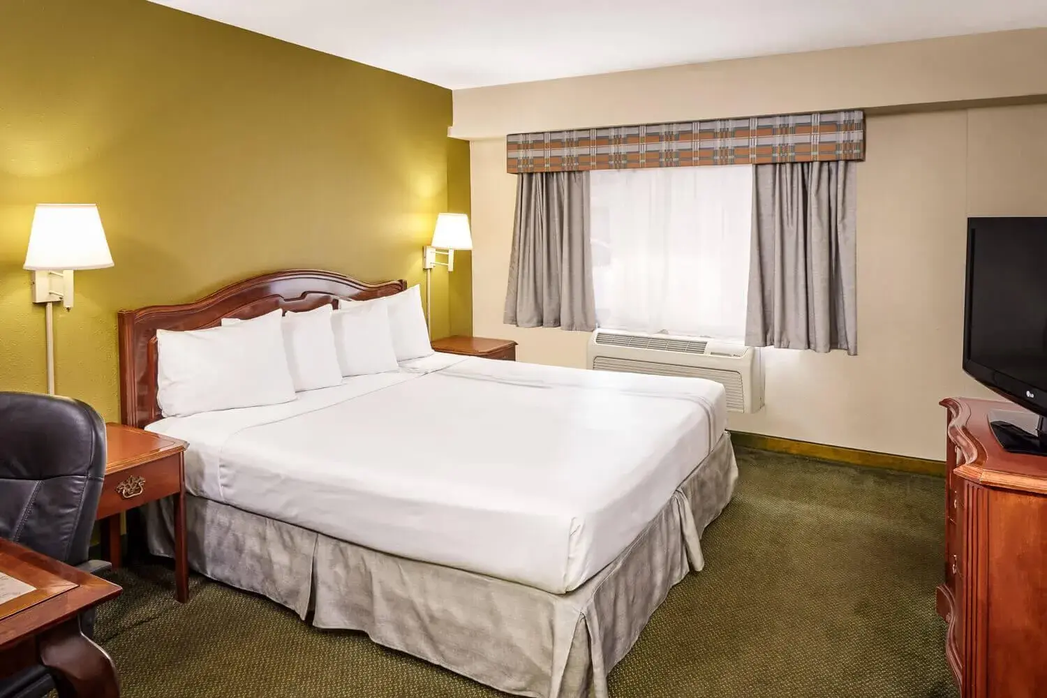 Bedroom, Bed in Chicago Lakeshore Hotel Bedroom, Bed in Chicago Lakeshore Hotel