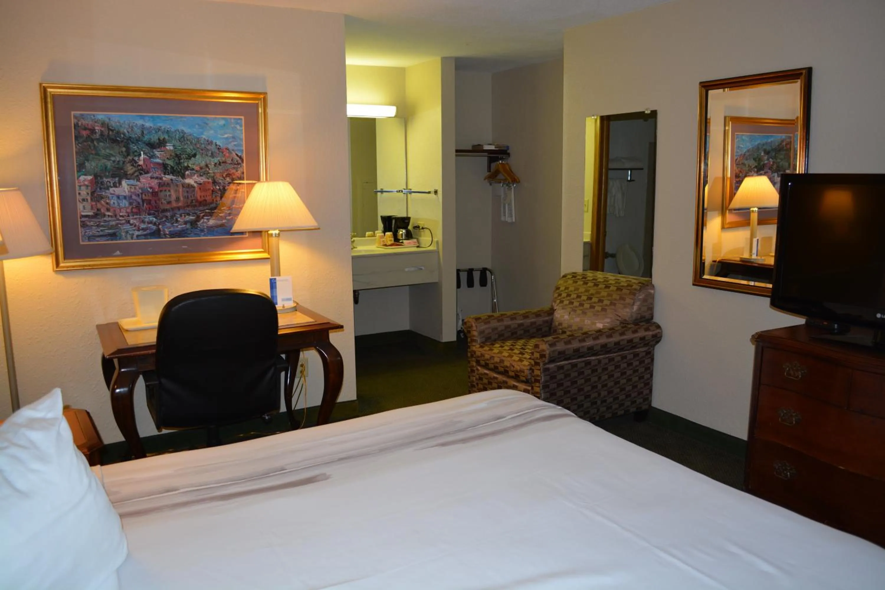 Bed in Chicago Lakeshore Hotel