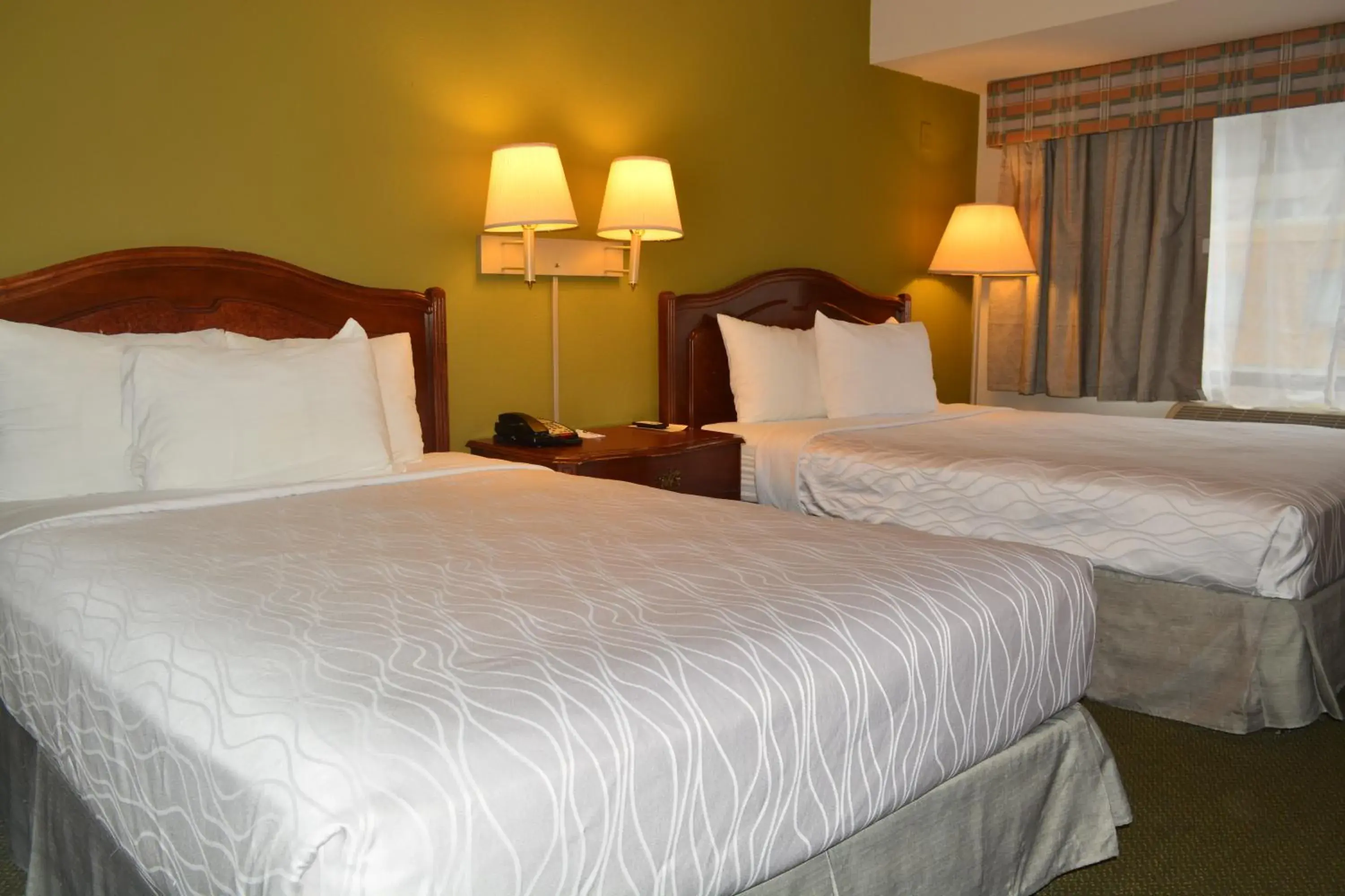 Bedroom, Bed in Chicago Lakeshore Hotel Bedroom, Bed in Chicago Lakeshore Hotel