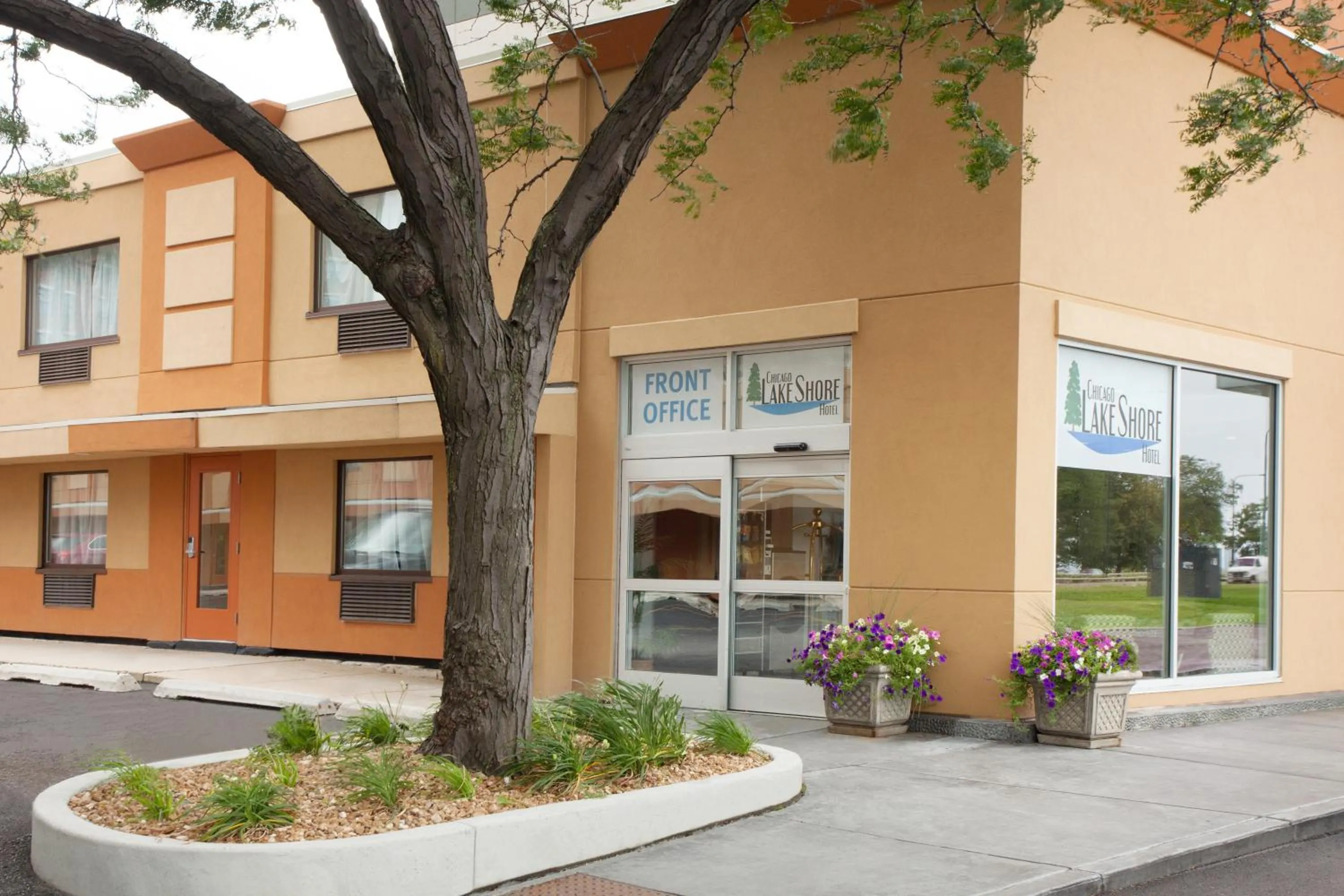 Facade/entrance in Chicago Lakeshore Hotel