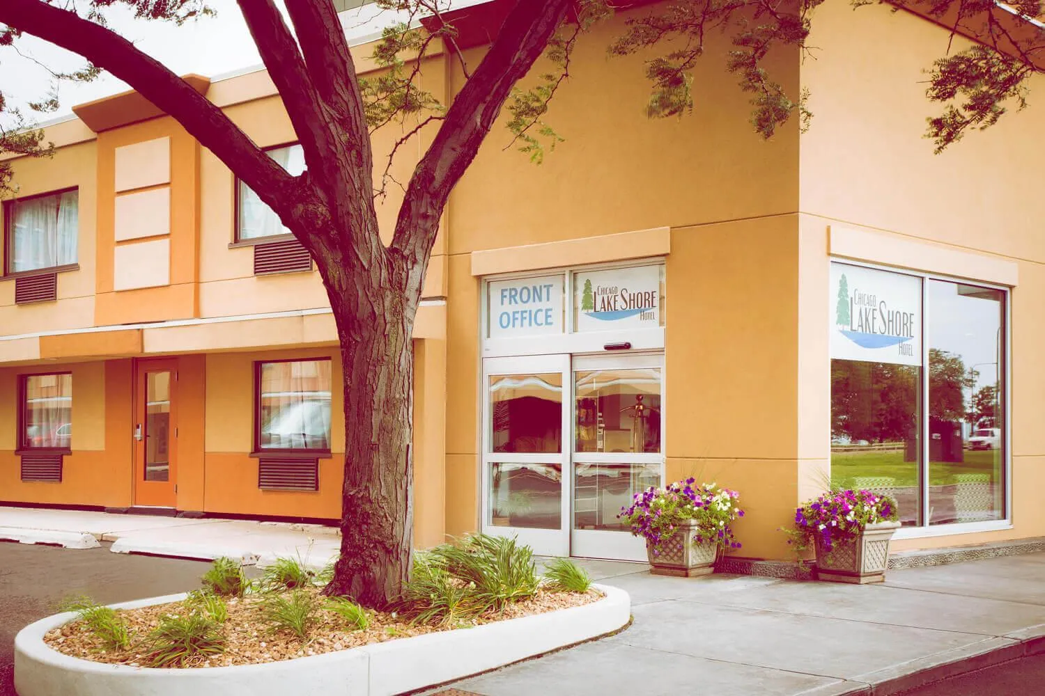 Property building in Chicago Lakeshore Hotel