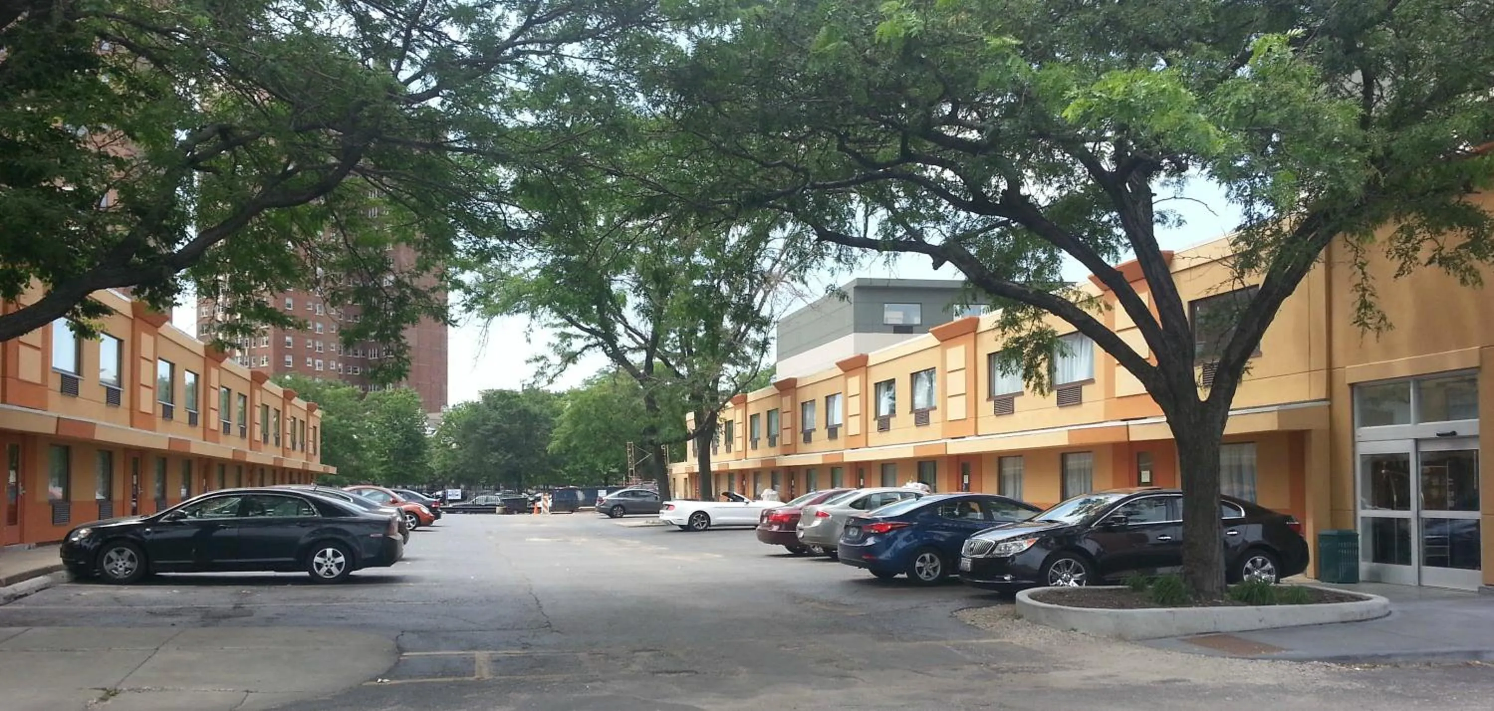 Property building in Chicago Lakeshore Hotel