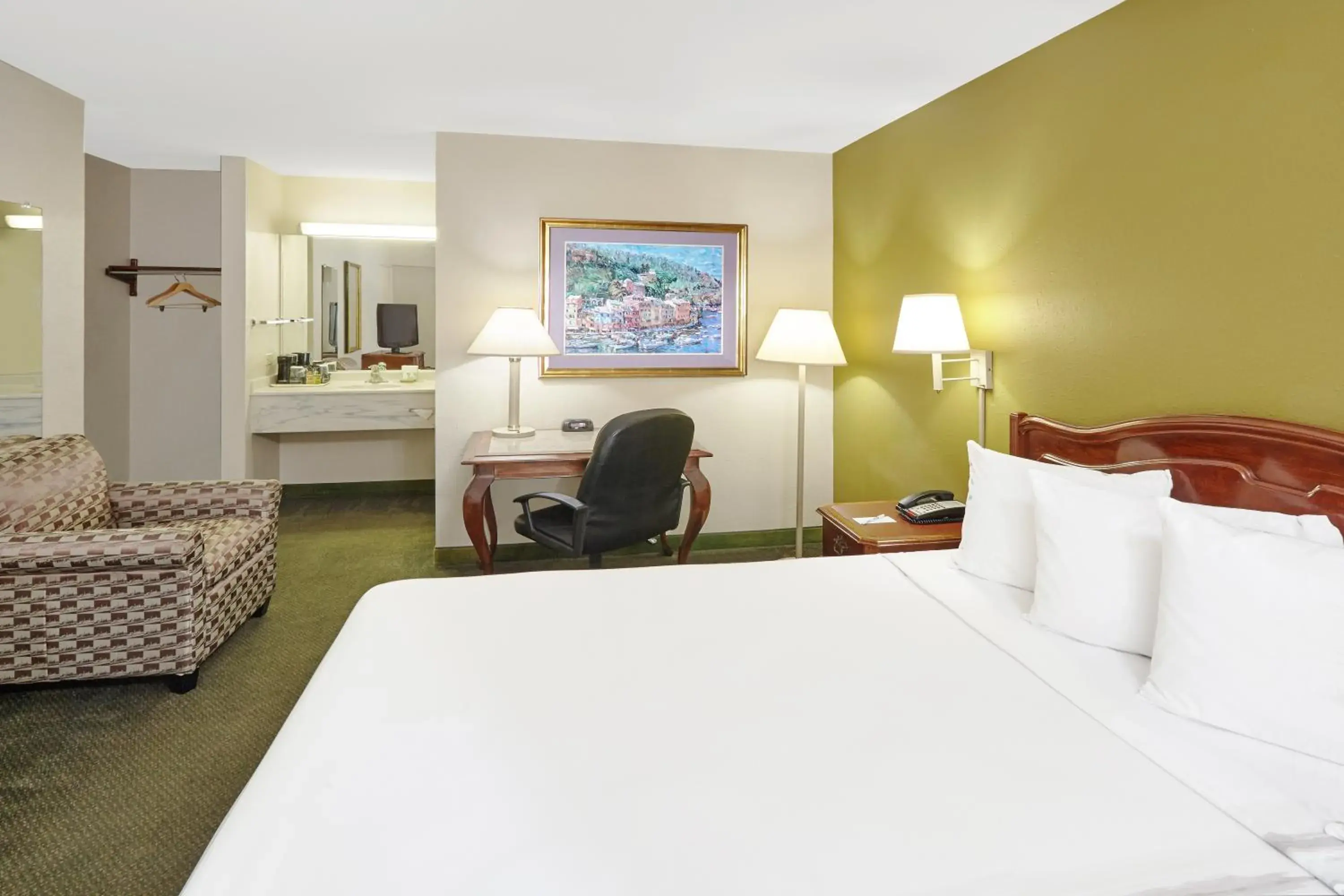 Photo of the whole room, Bed in Chicago Lakeshore Hotel Photo of the whole room, Bed in Chicago Lakeshore Hotel