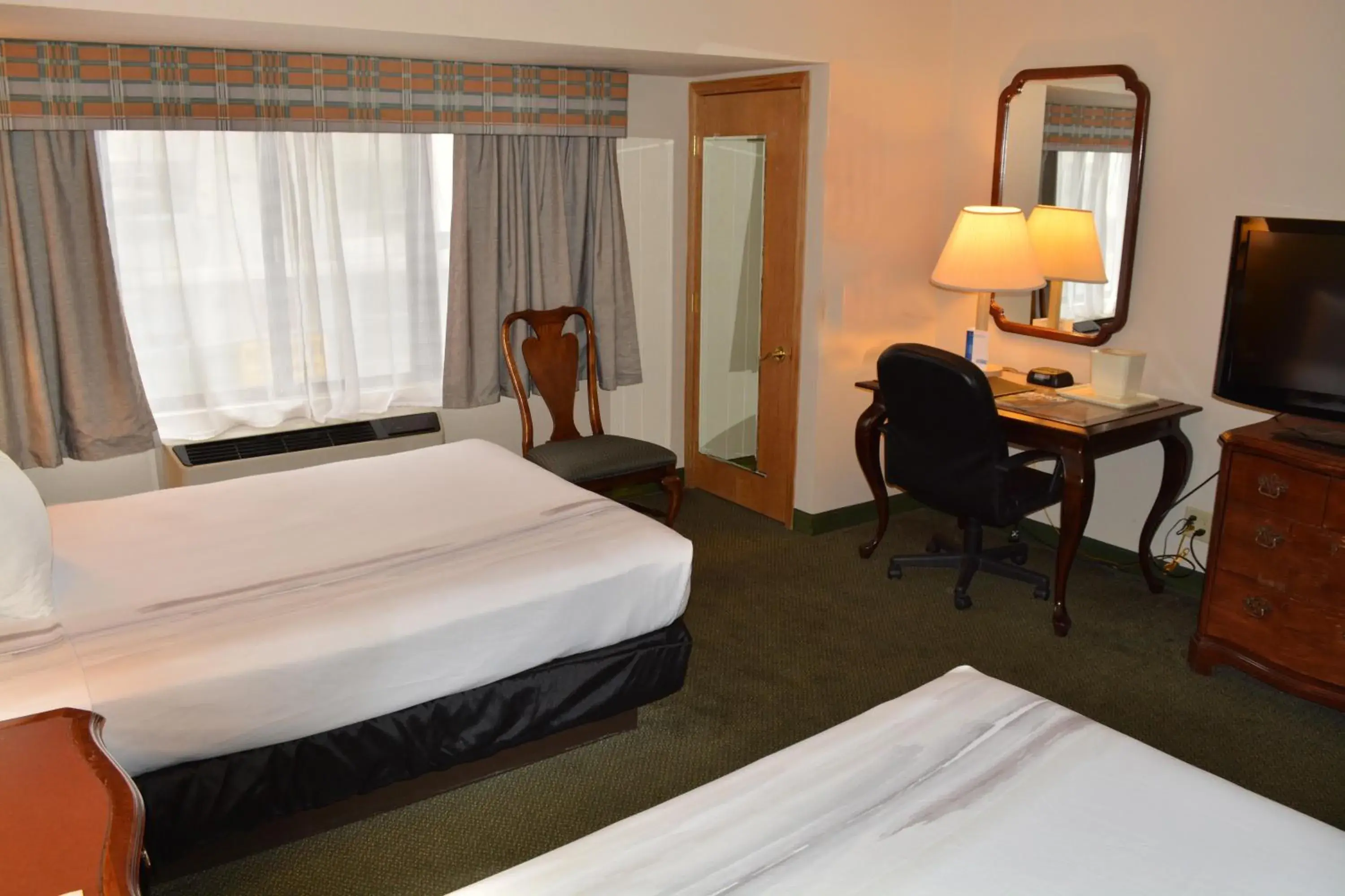 Bedroom, Bed in Chicago Lakeshore Hotel Bedroom, Bed in Chicago Lakeshore Hotel