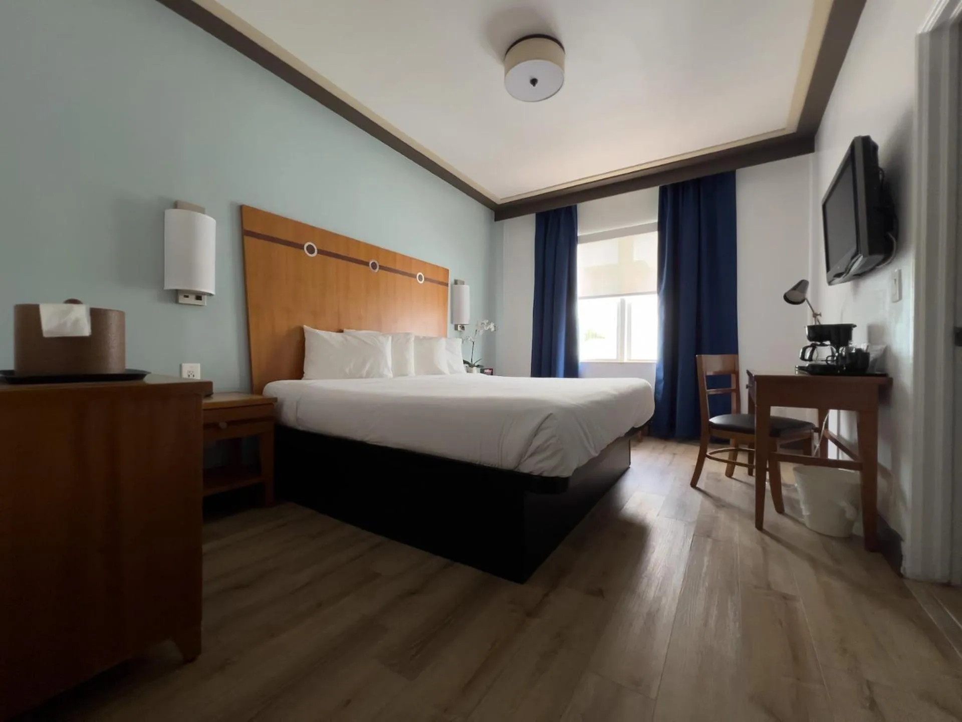 Photo of the whole room, Bed in Majestic Hotel South Beach