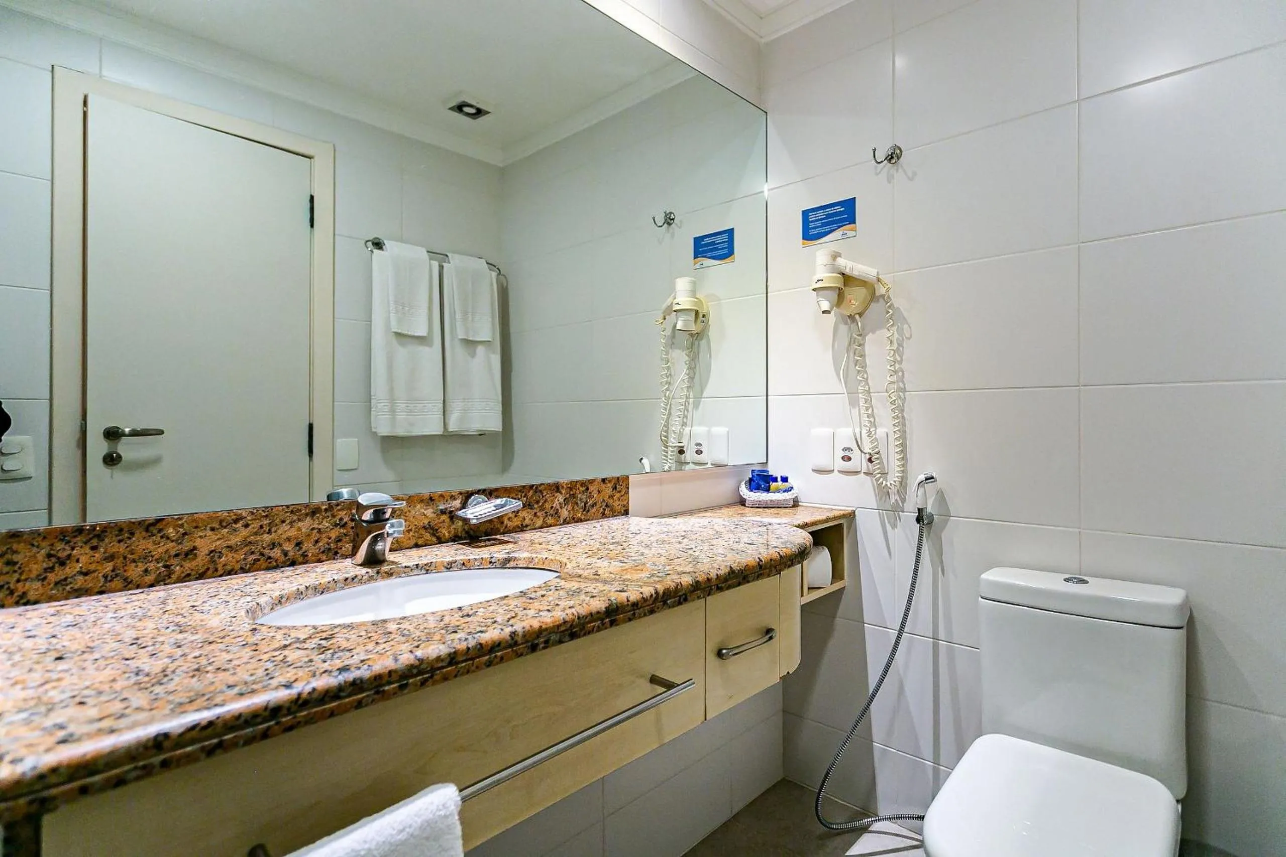 Toilet in Estúdios Modernos em Resort pé na areia - Jurerê Beach Village JBVJR