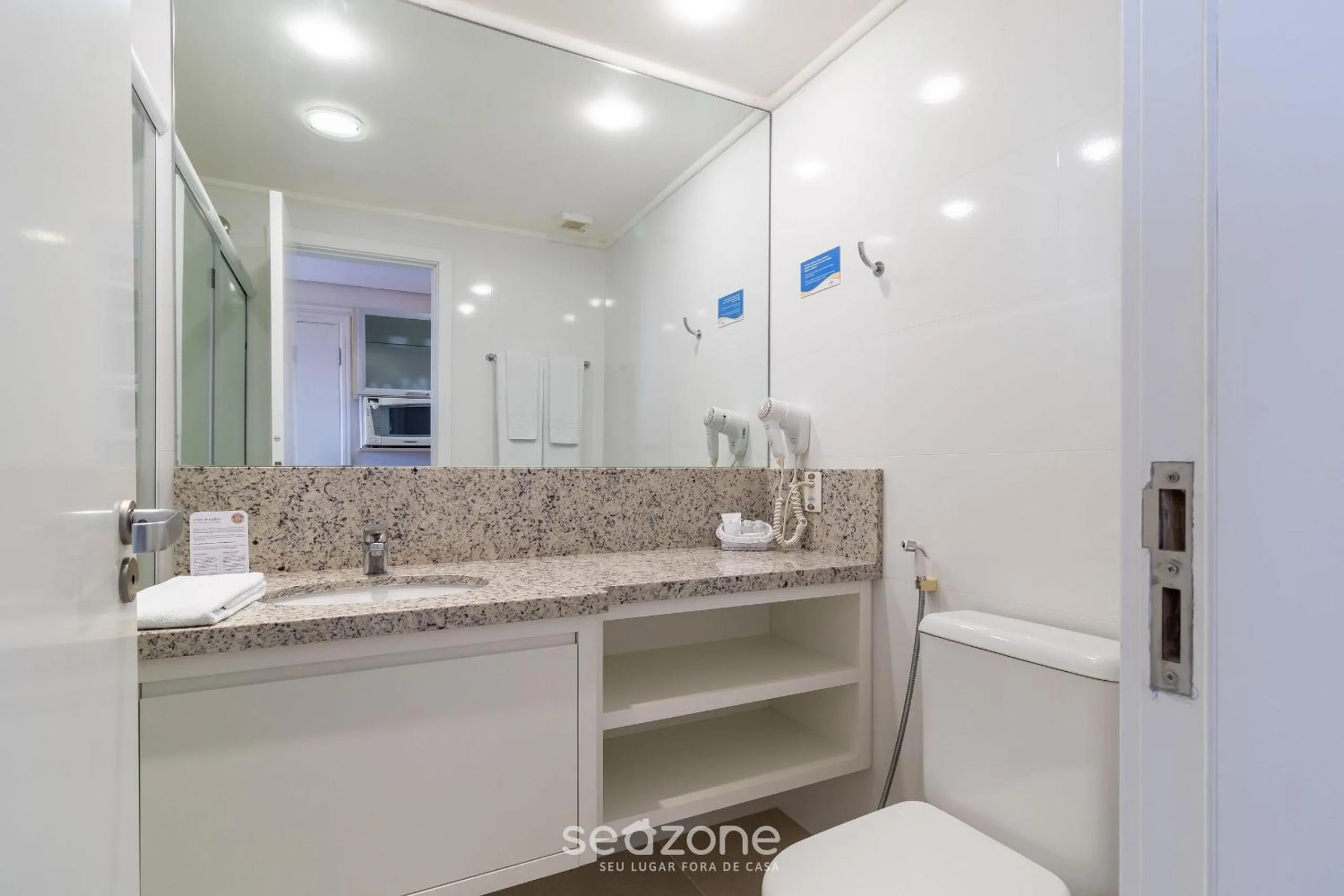 Toilet in Estúdios Modernos em Resort pé na areia - Jurerê Beach Village JBVJR