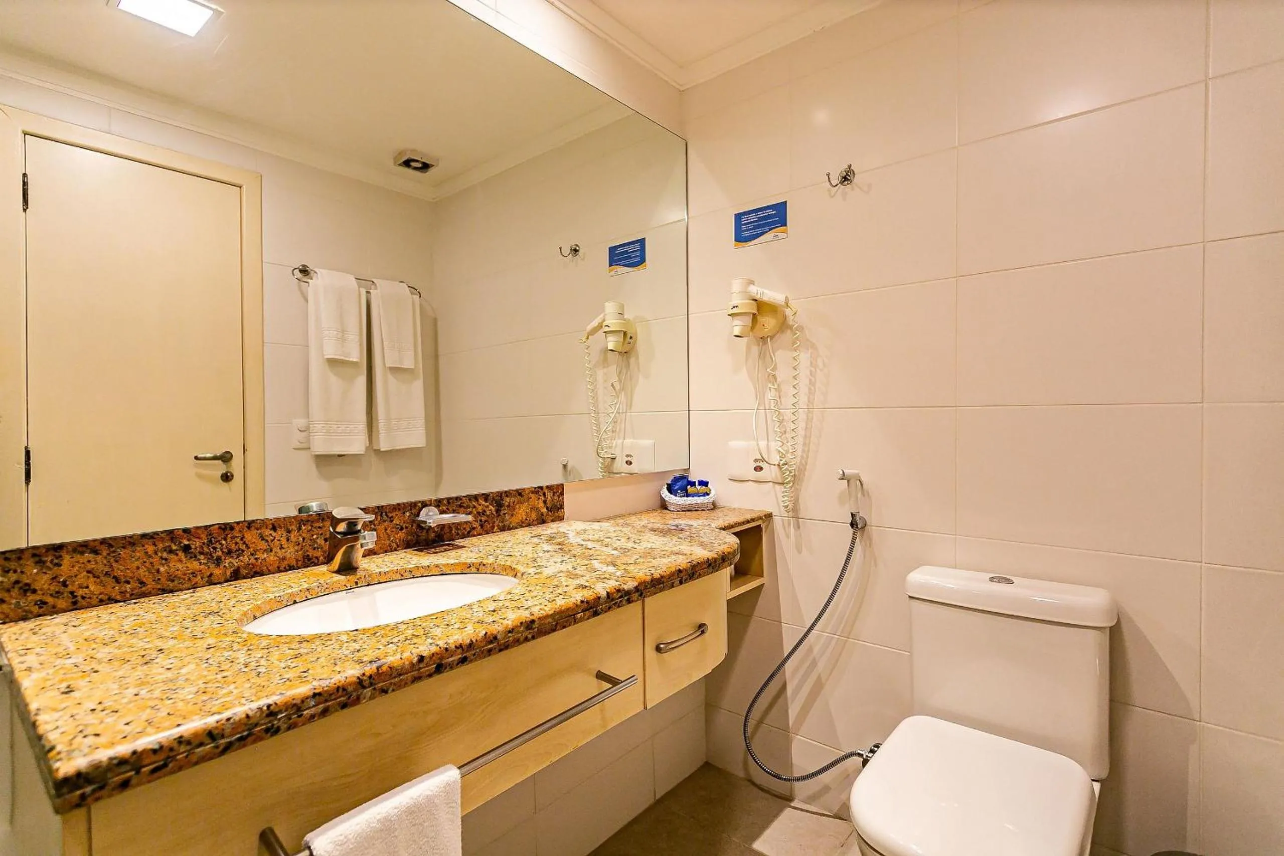 Toilet in Estúdios Modernos em Resort pé na areia - Jurerê Beach Village JBVJR