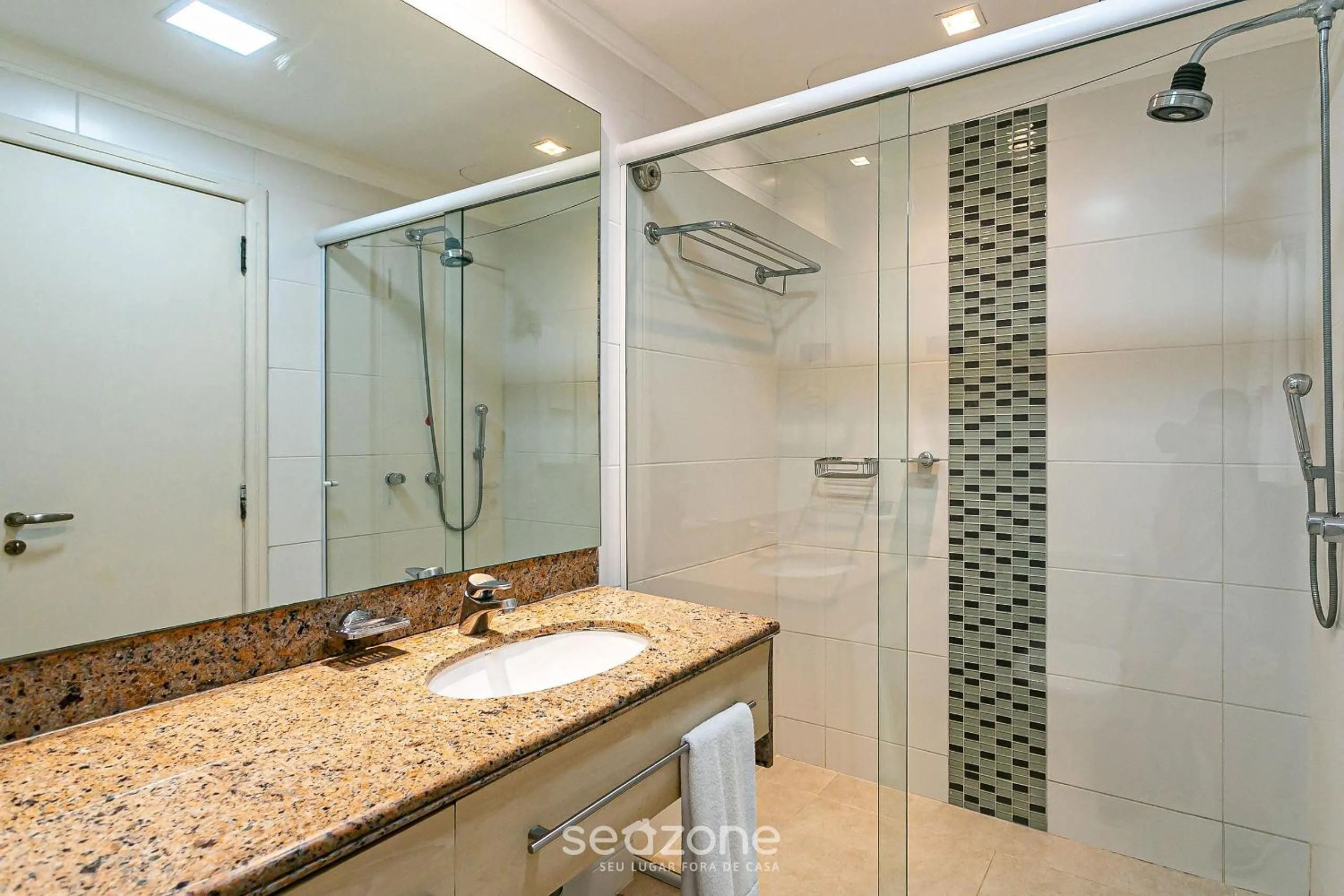 Bathroom in Estúdios Modernos em Resort pé na areia - Jurerê Beach Village JBVJR