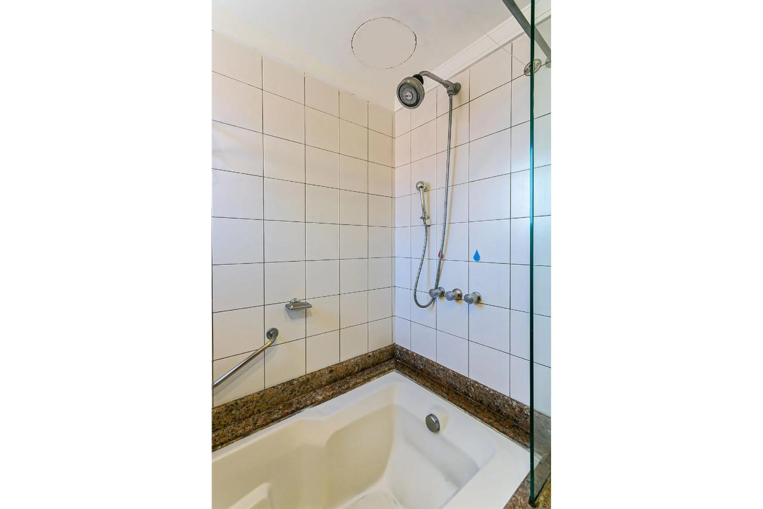 Toilet in Estúdios Modernos em Resort pé na areia - Jurerê Beach Village JBVJR