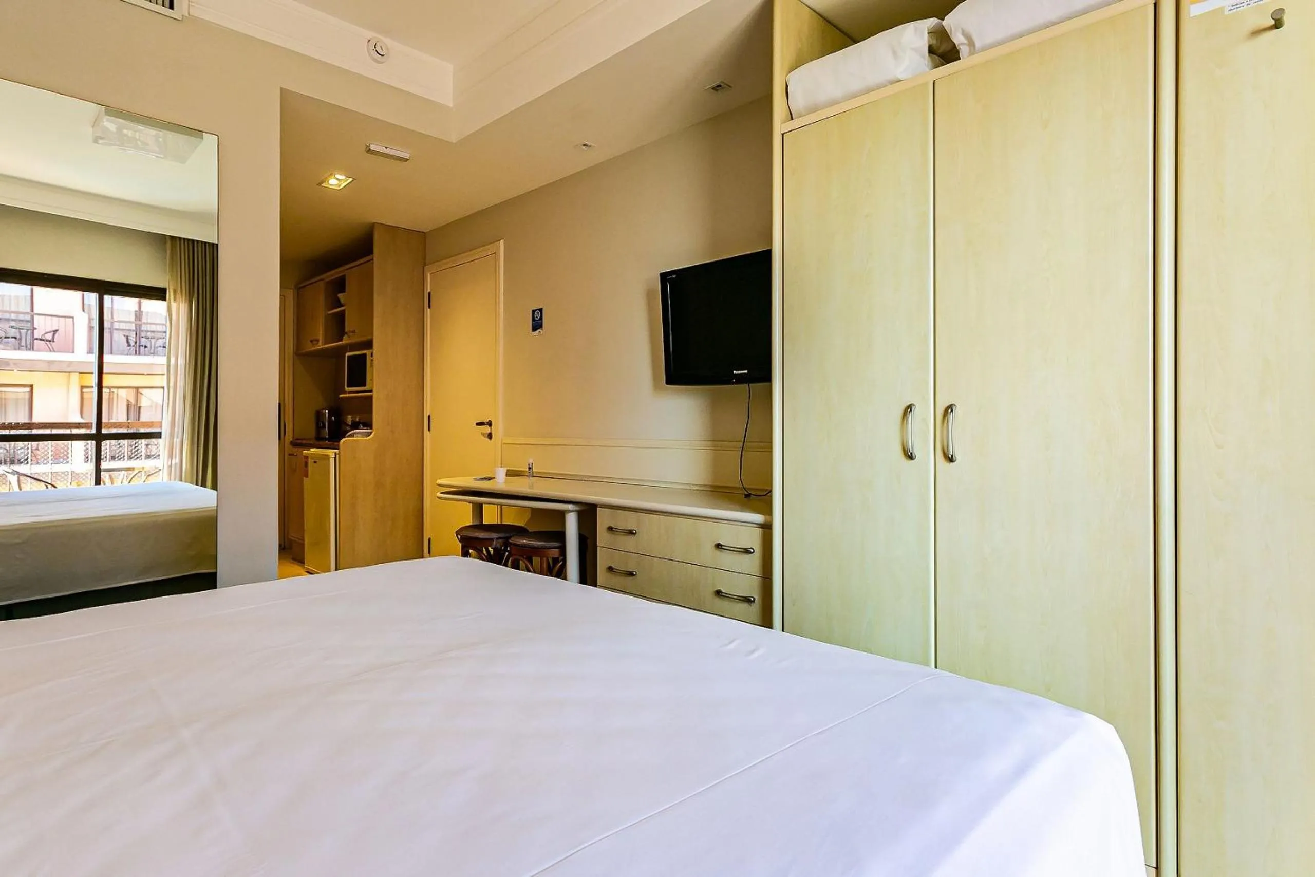 Photo of the whole room, Bed in Estúdios Modernos em Resort pé na areia - Jurerê Beach Village JBVJR