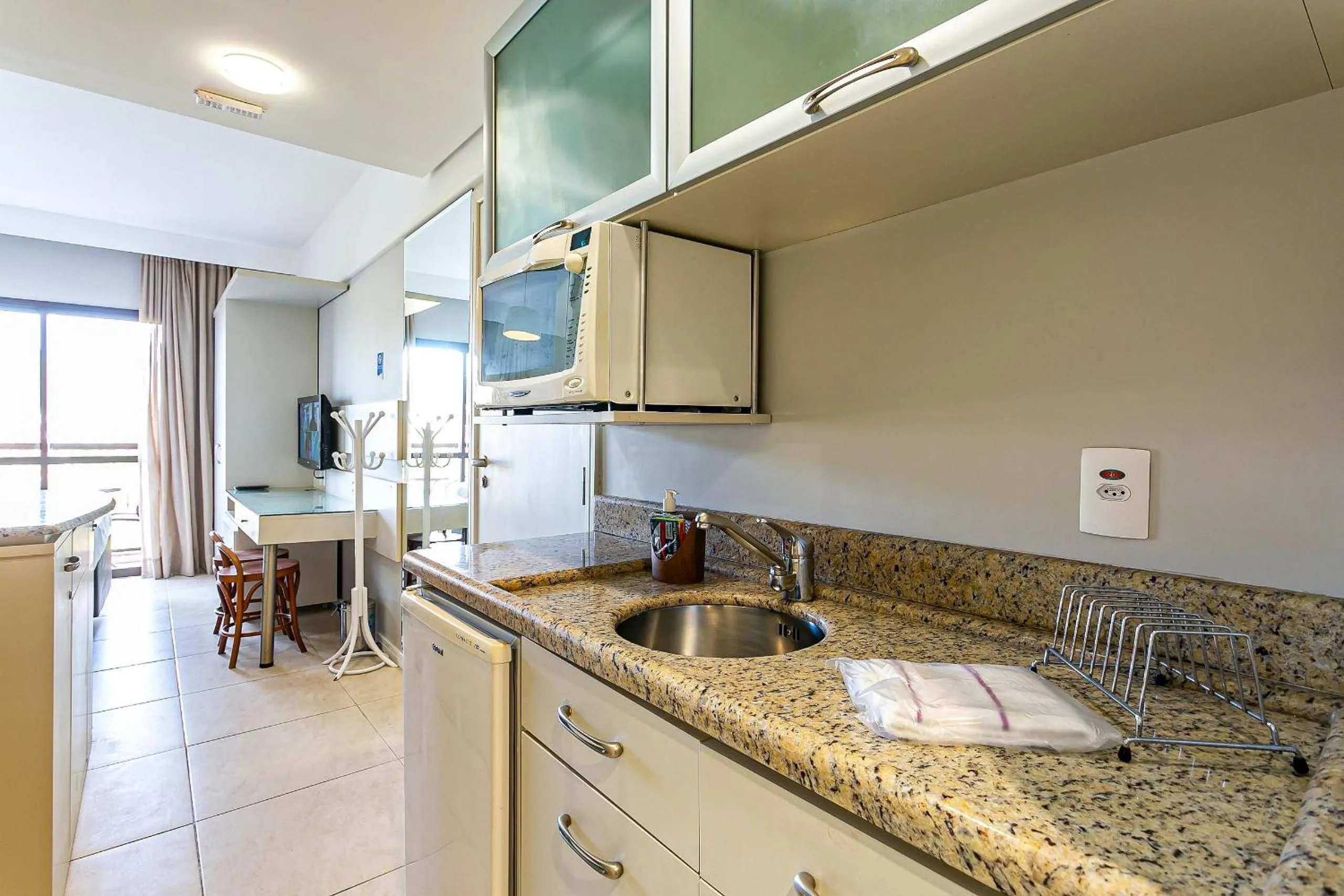 Kitchen or kitchenette in Estúdios Modernos em Resort pé na areia - Jurerê Beach Village JBVJR